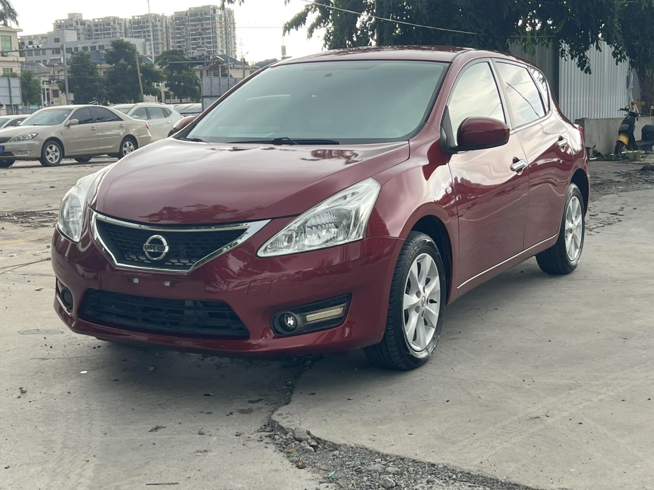 Nissan Tiida 2014 thumb 10