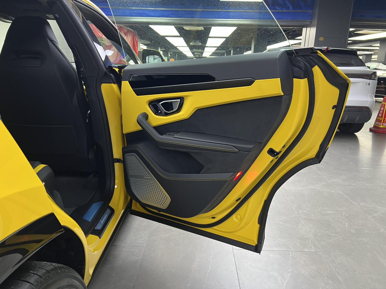 Lamborghini Urus SE 2026 thumb 9