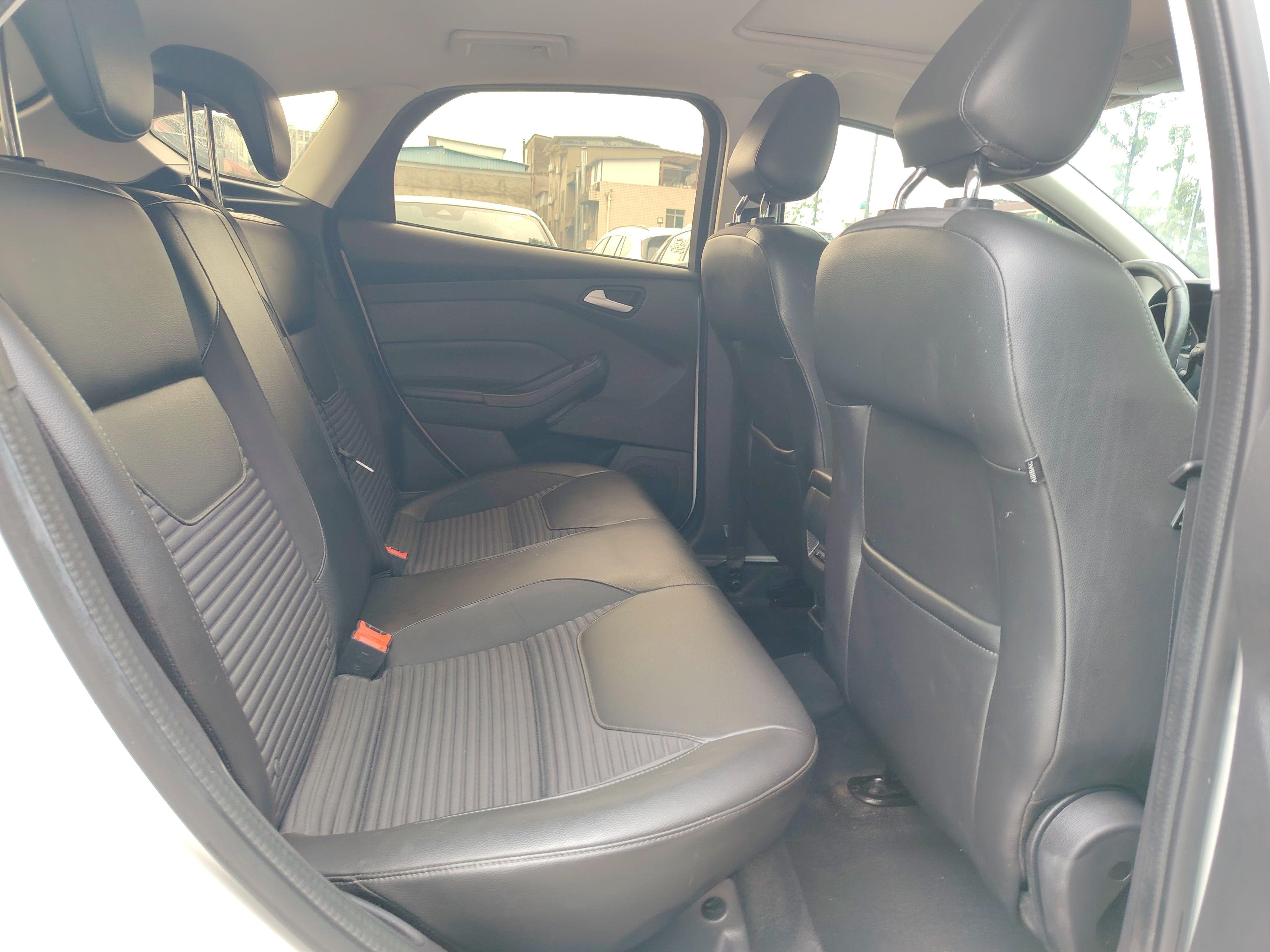Ford Focus ST 2018 thumb 10