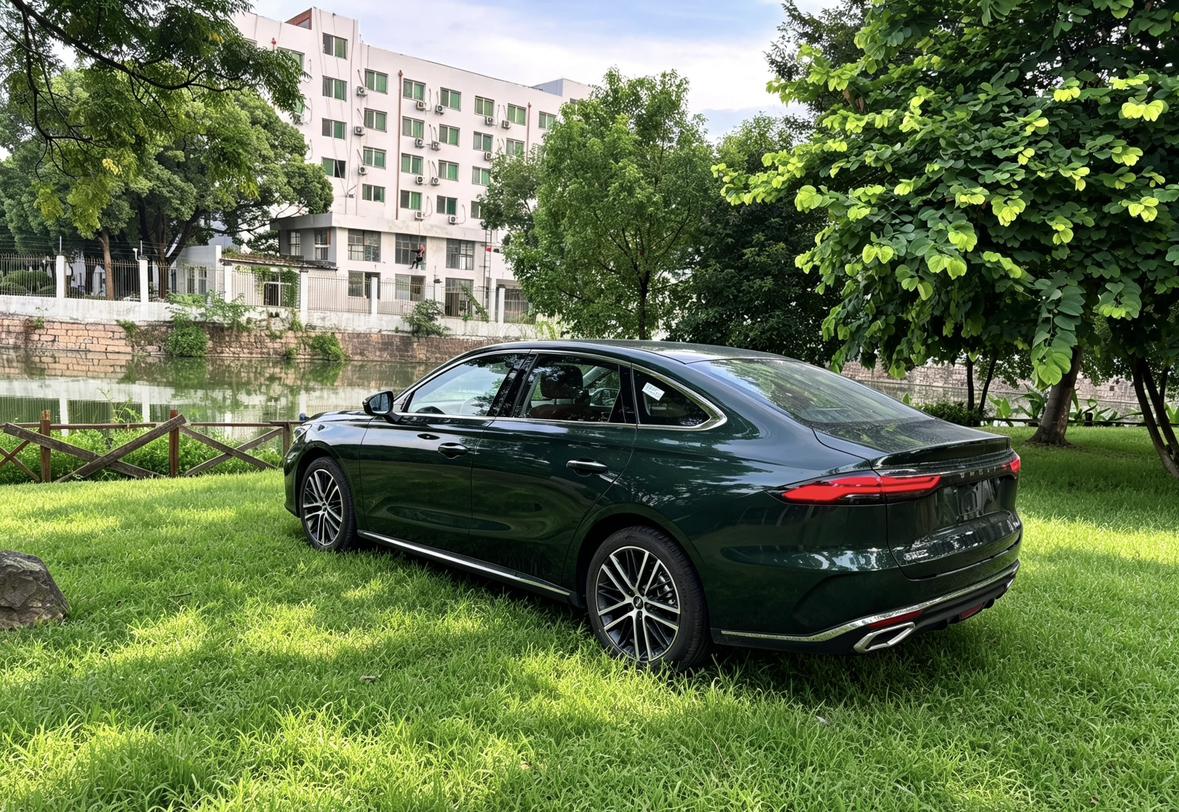 Geely Emgrand 2026 thumb 2