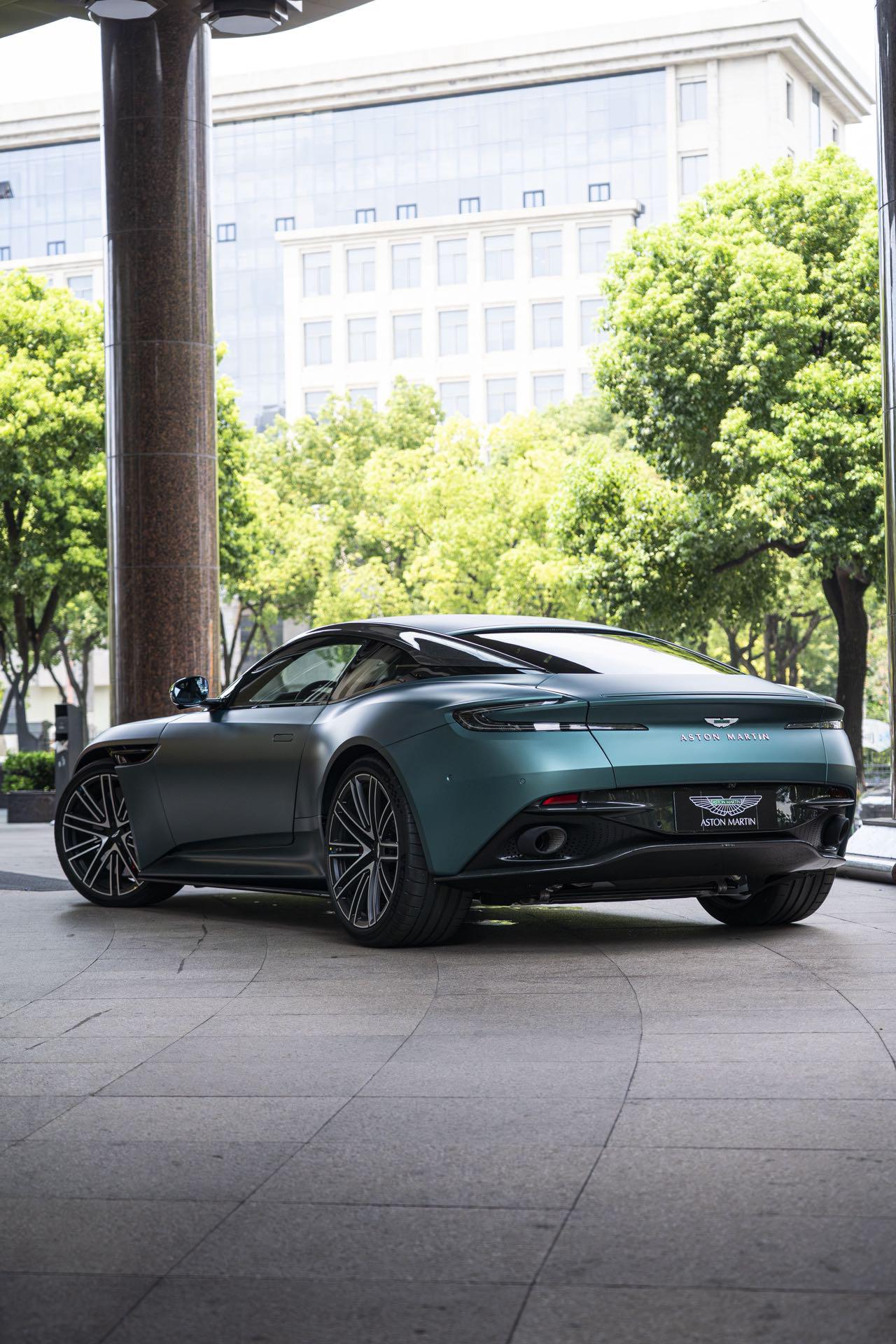 Aston Martin DB12 2024 thumb 2