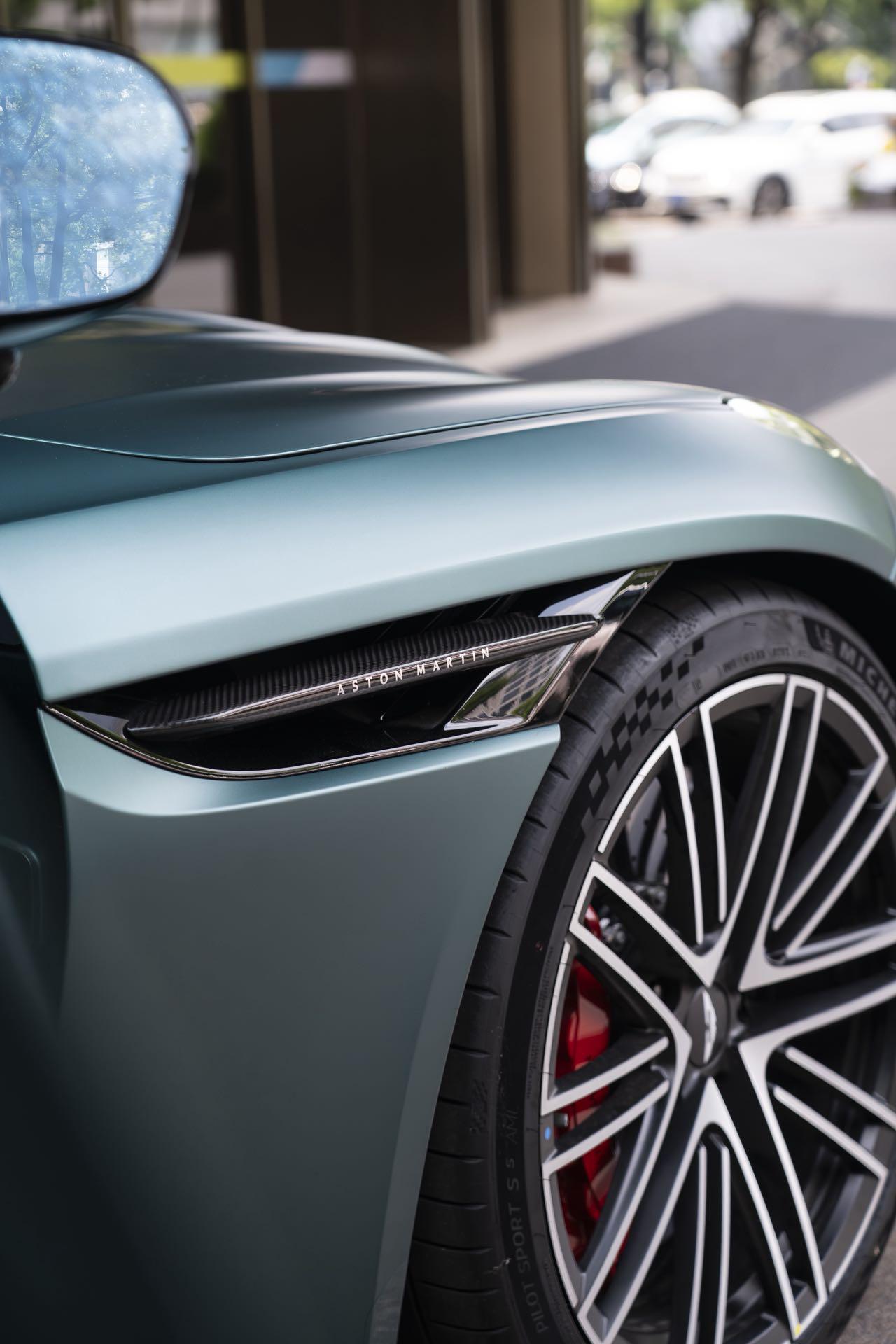 Aston Martin DB12 2024 thumb 3