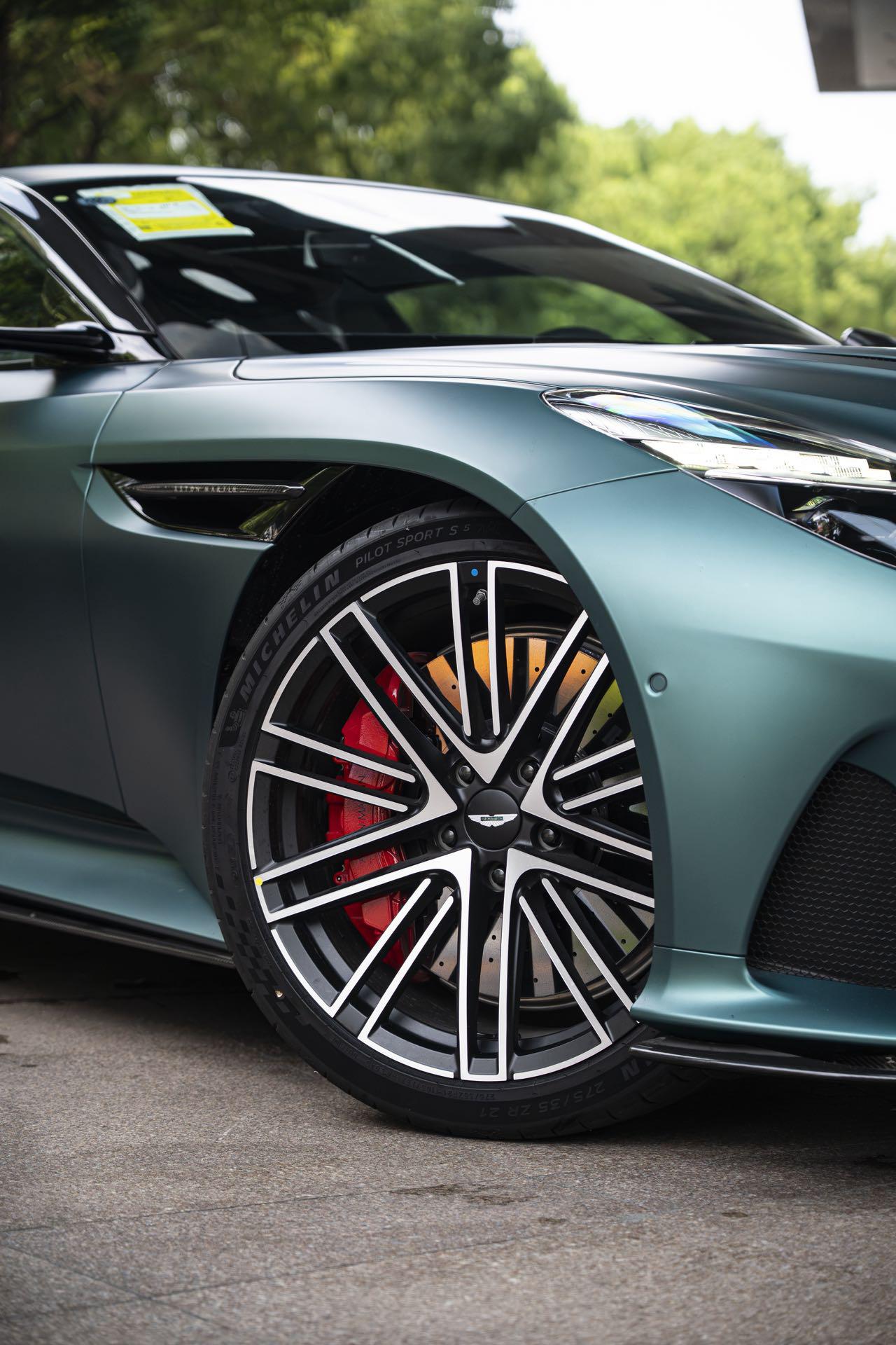 Aston Martin DB12 2024 thumb 4