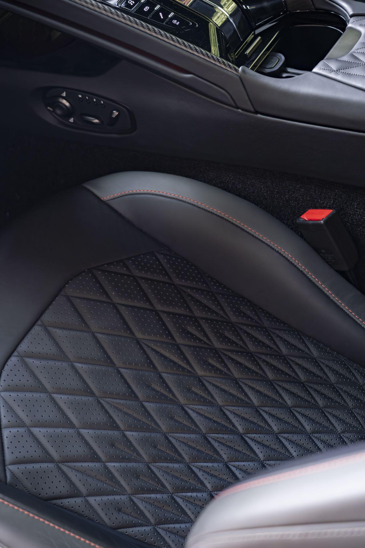 Aston Martin DB12 2024 thumb 6