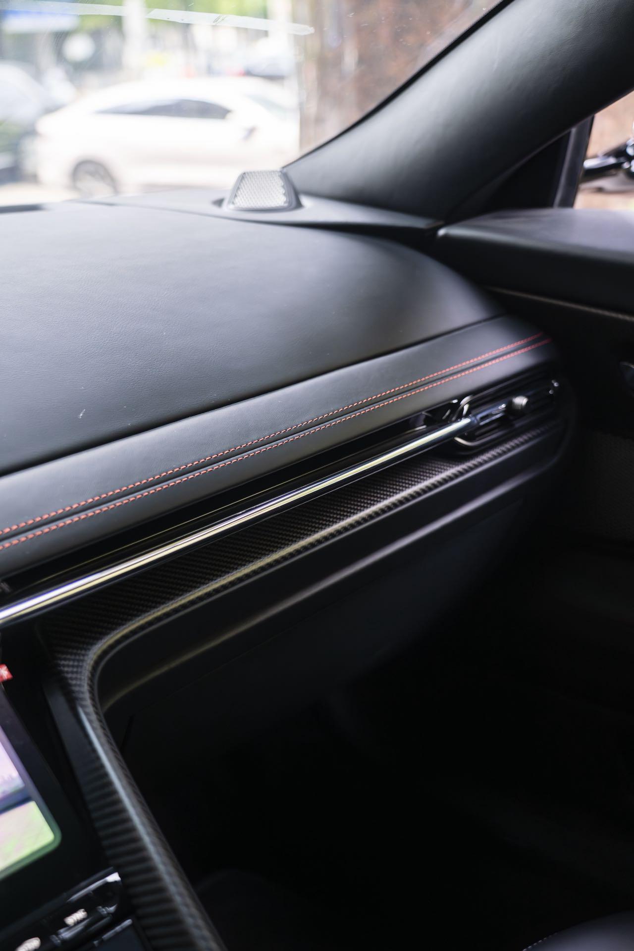 Aston Martin DB12 2024 thumb 11