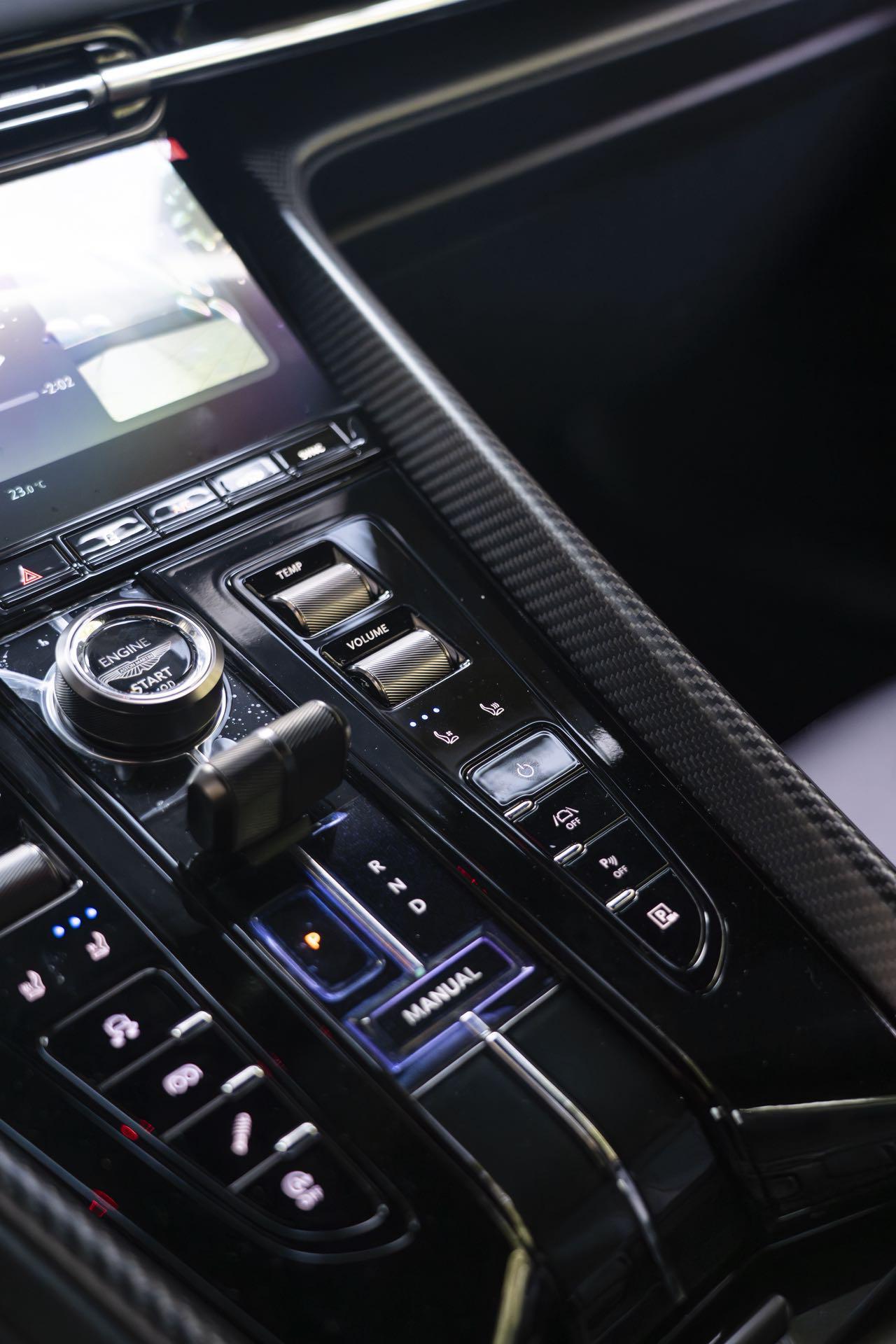 Aston Martin DB12 2024 thumb 12