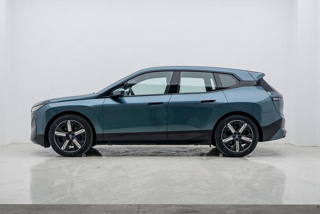BMW iX 2023 thumb 2