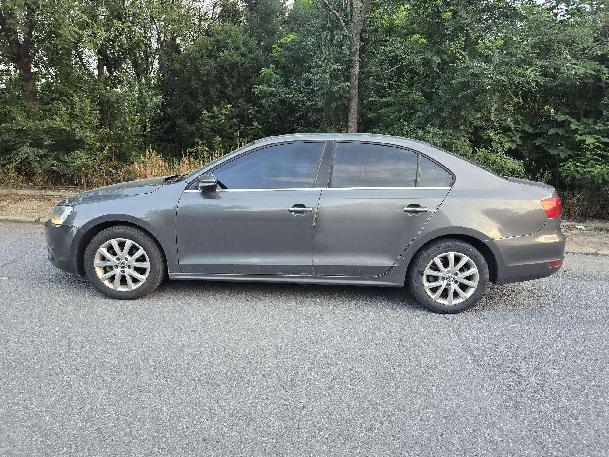Volkswagen Sagitar 2012 thumb 2