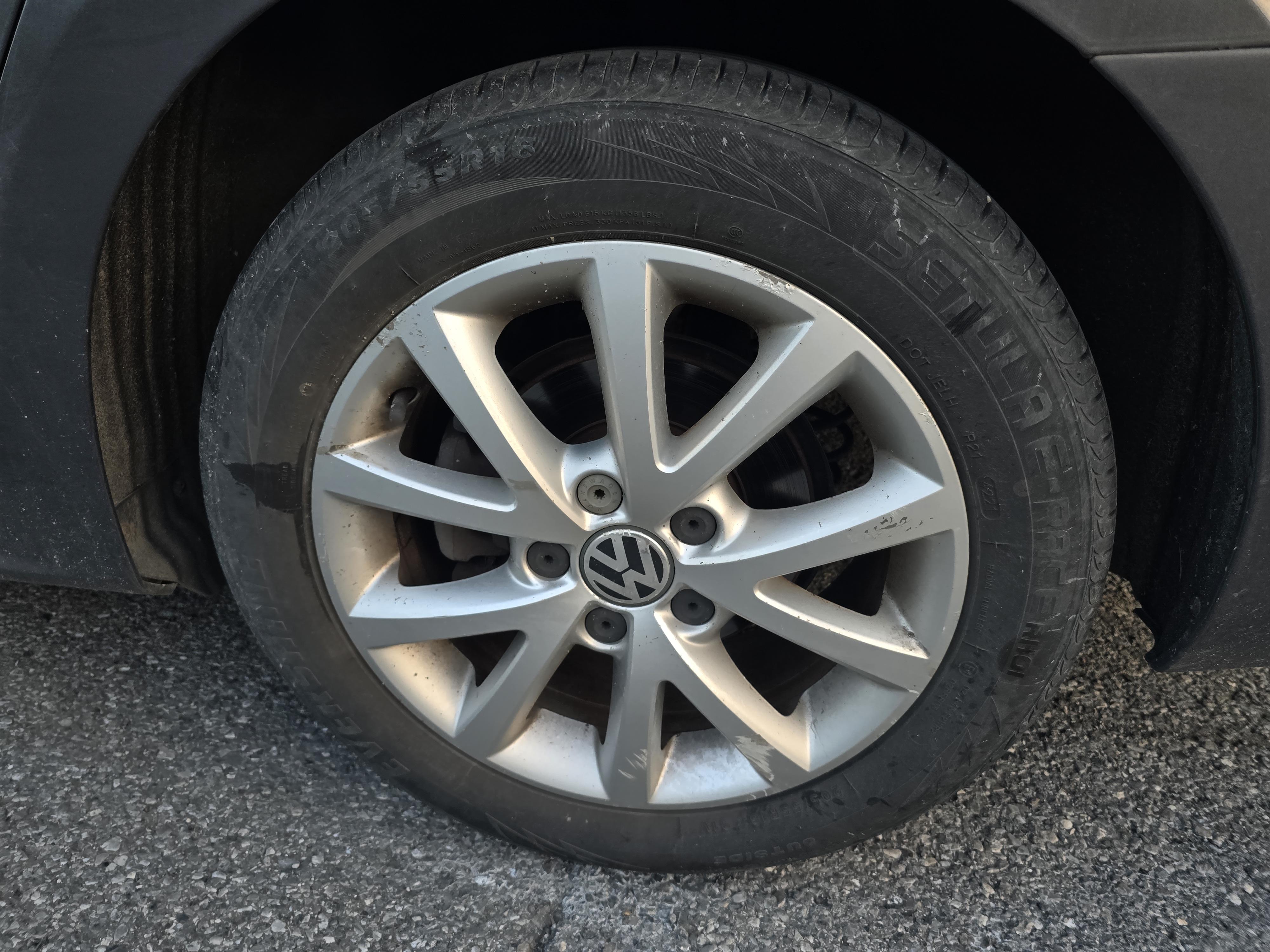 Volkswagen Sagitar 2012 thumb 6