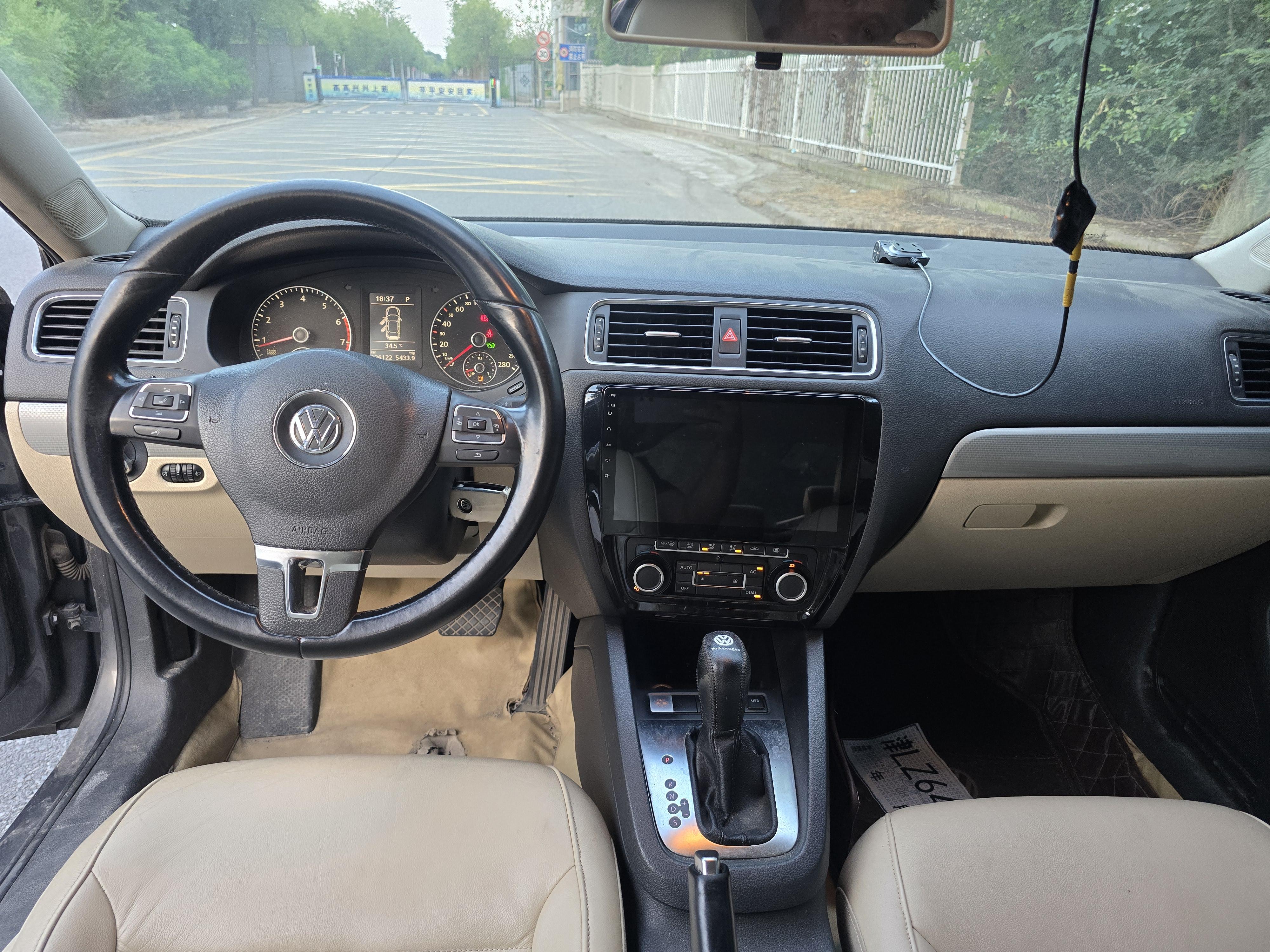 Volkswagen Sagitar 2012 thumb 7
