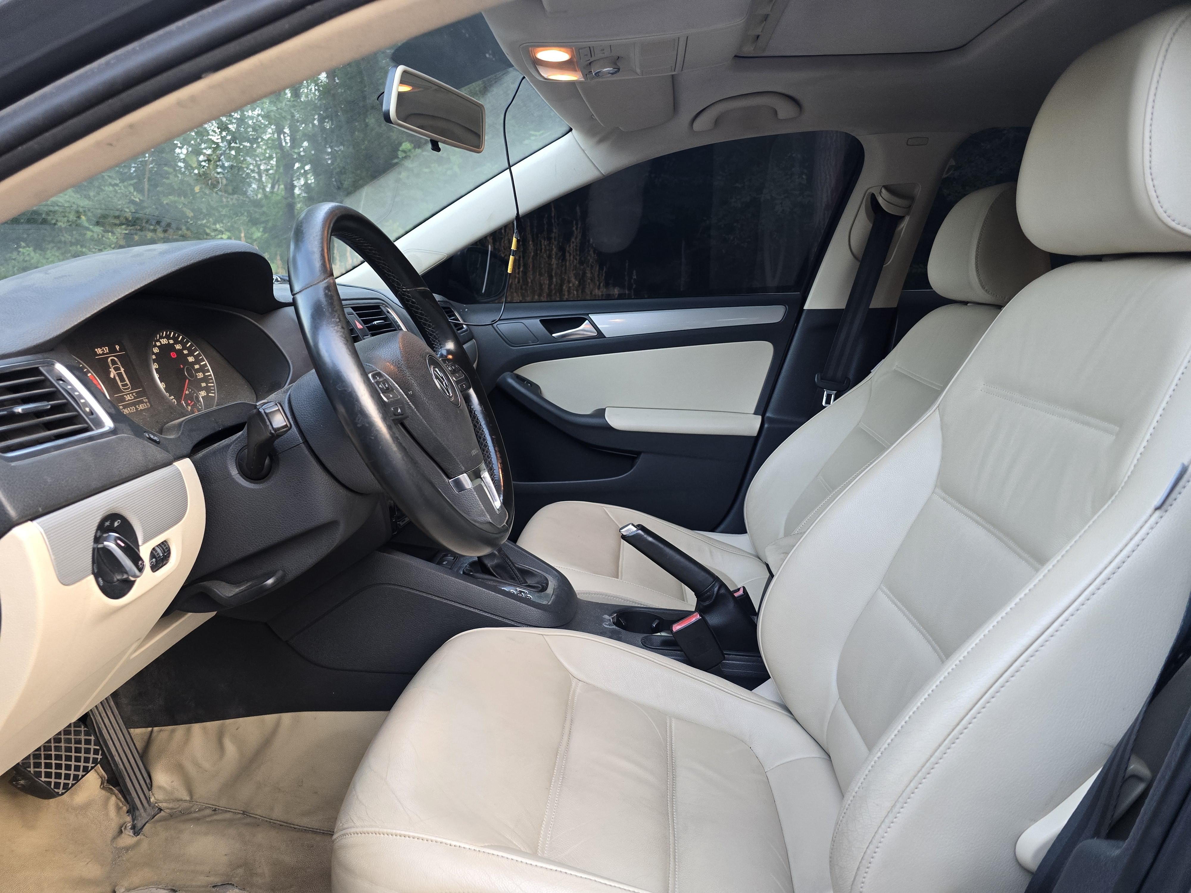 Volkswagen Sagitar 2012 thumb 9