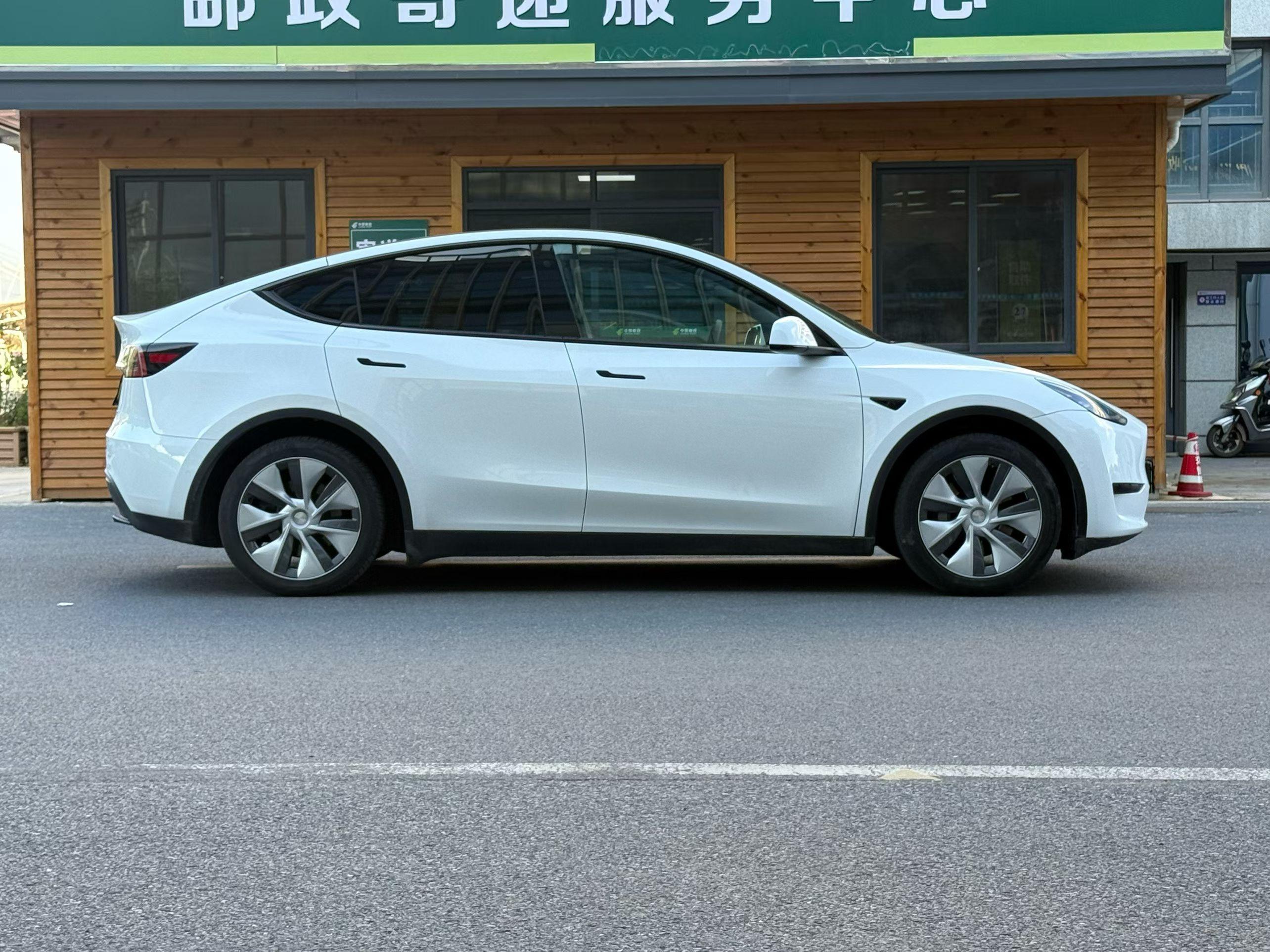 Tesla Model Y 2022 thumb 12
