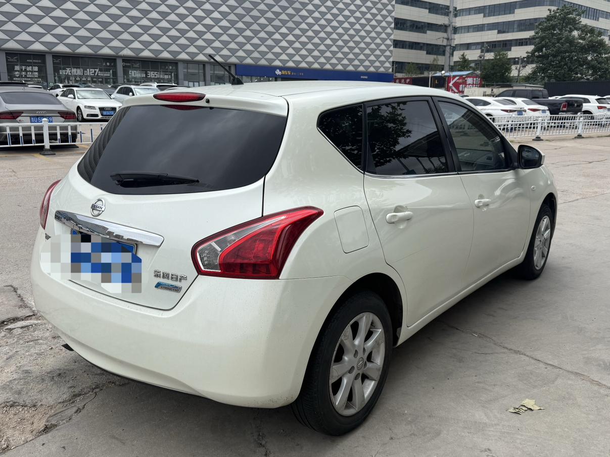 Nissan Tiida 2011 thumb 3