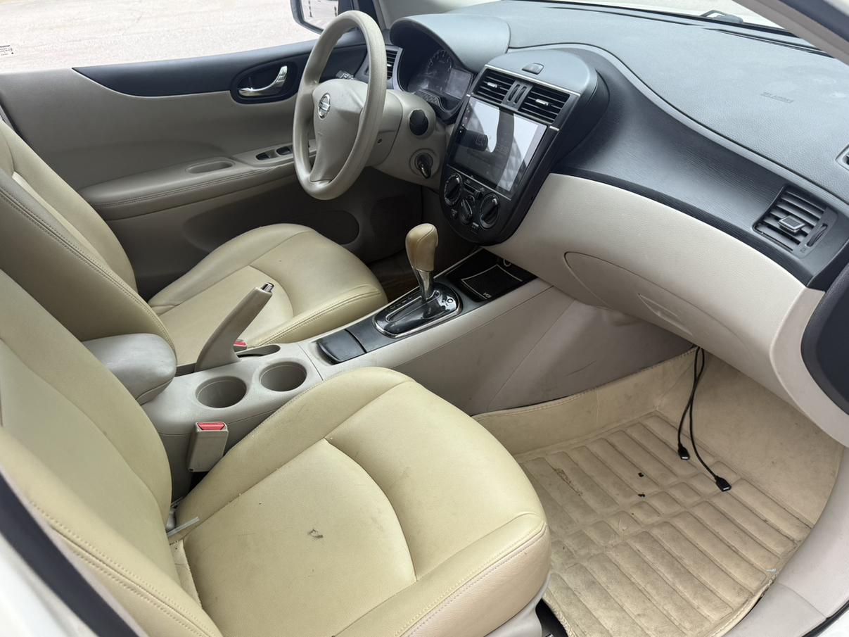 Nissan Tiida 2011 thumb 4