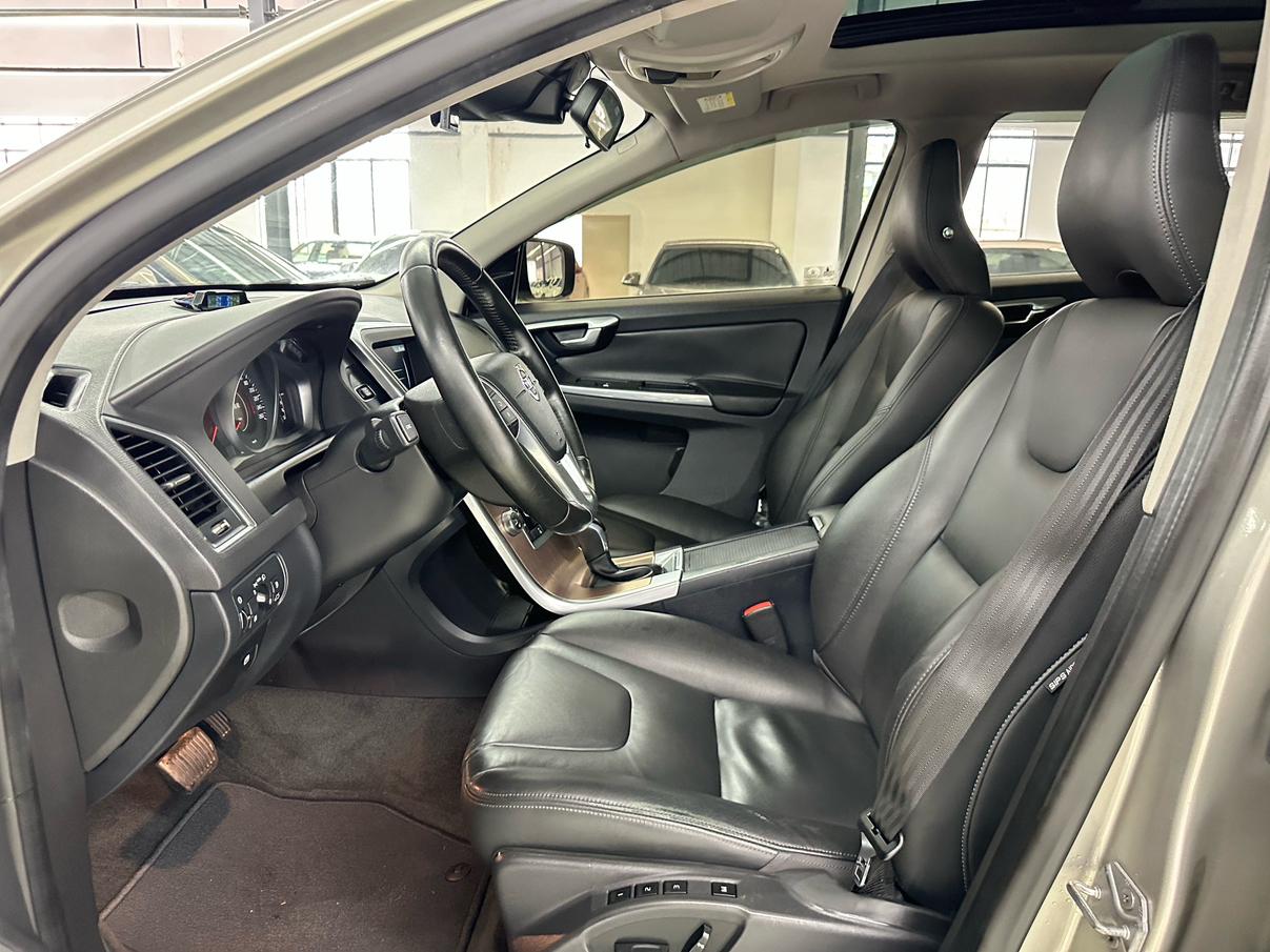 Volvo XC60 2016 thumb 6