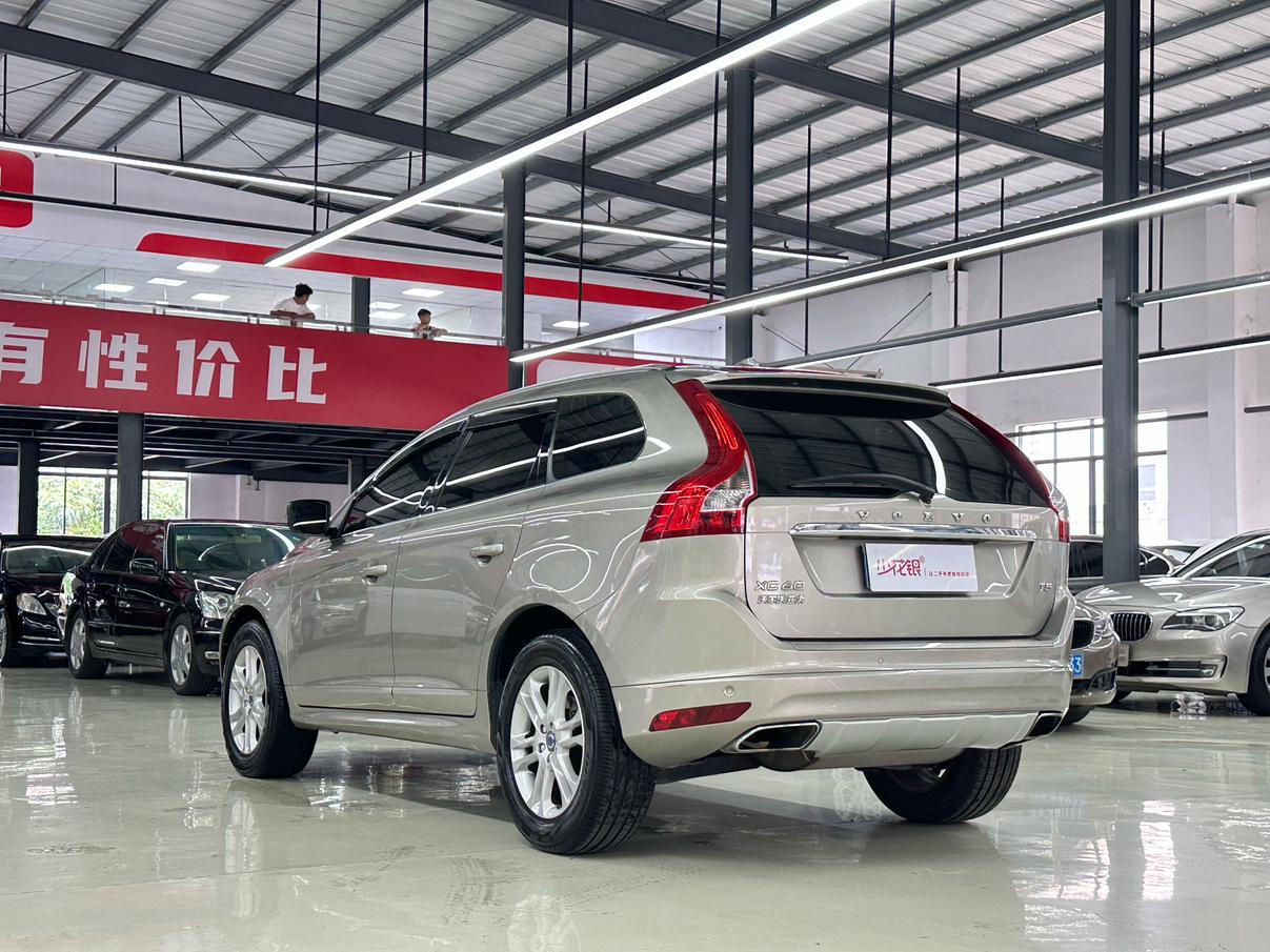 Volvo XC60 2016 thumb 11