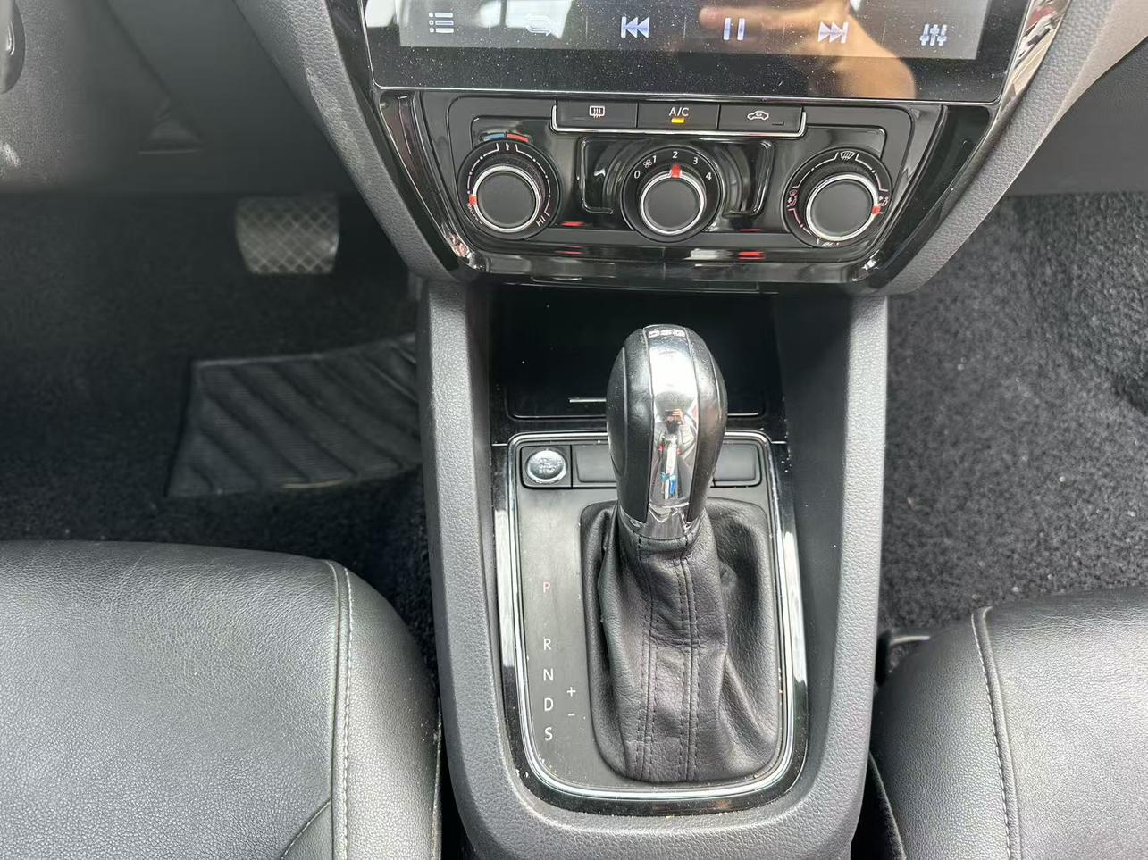 Volkswagen Sagitar 2017 thumb 10