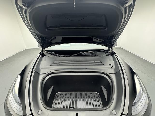 Tesla Model Y 2023 thumb 8