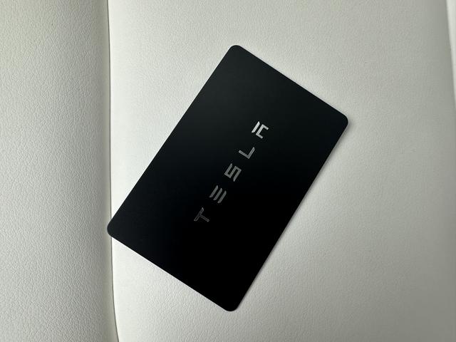 Tesla Model Y 2023 thumb 9