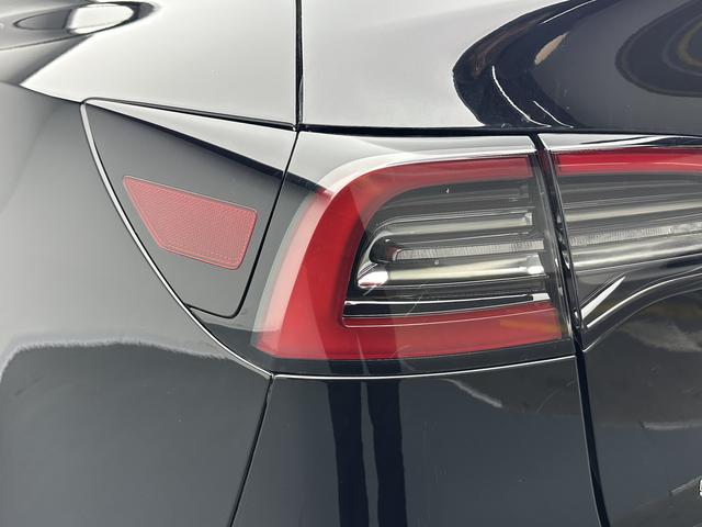 Tesla Model Y 2023 thumb 11