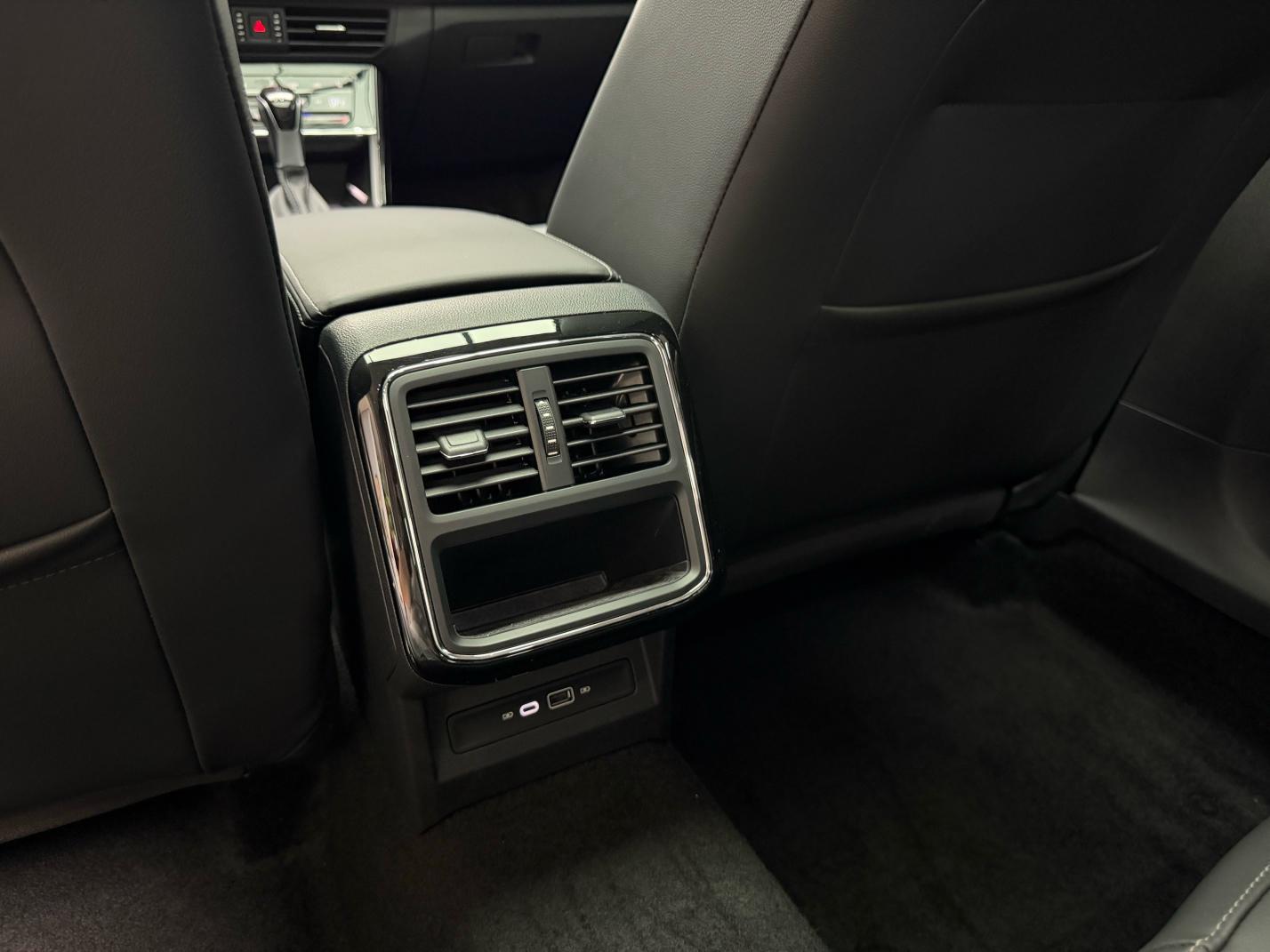 Volkswagen Passat (North America and China) 2023 thumb 12