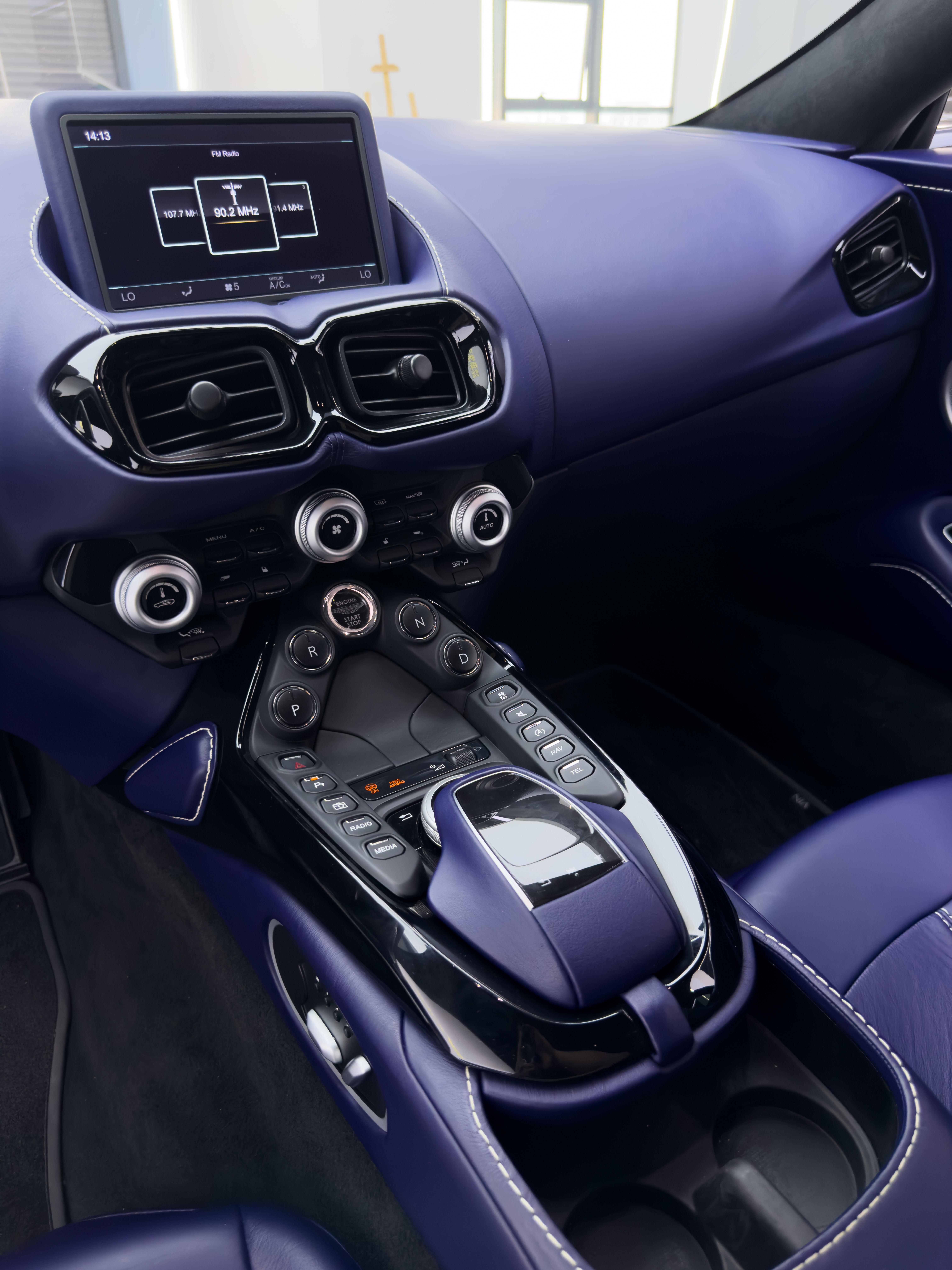 Aston Martin Vantage 4.0T V8 2018 thumb 10