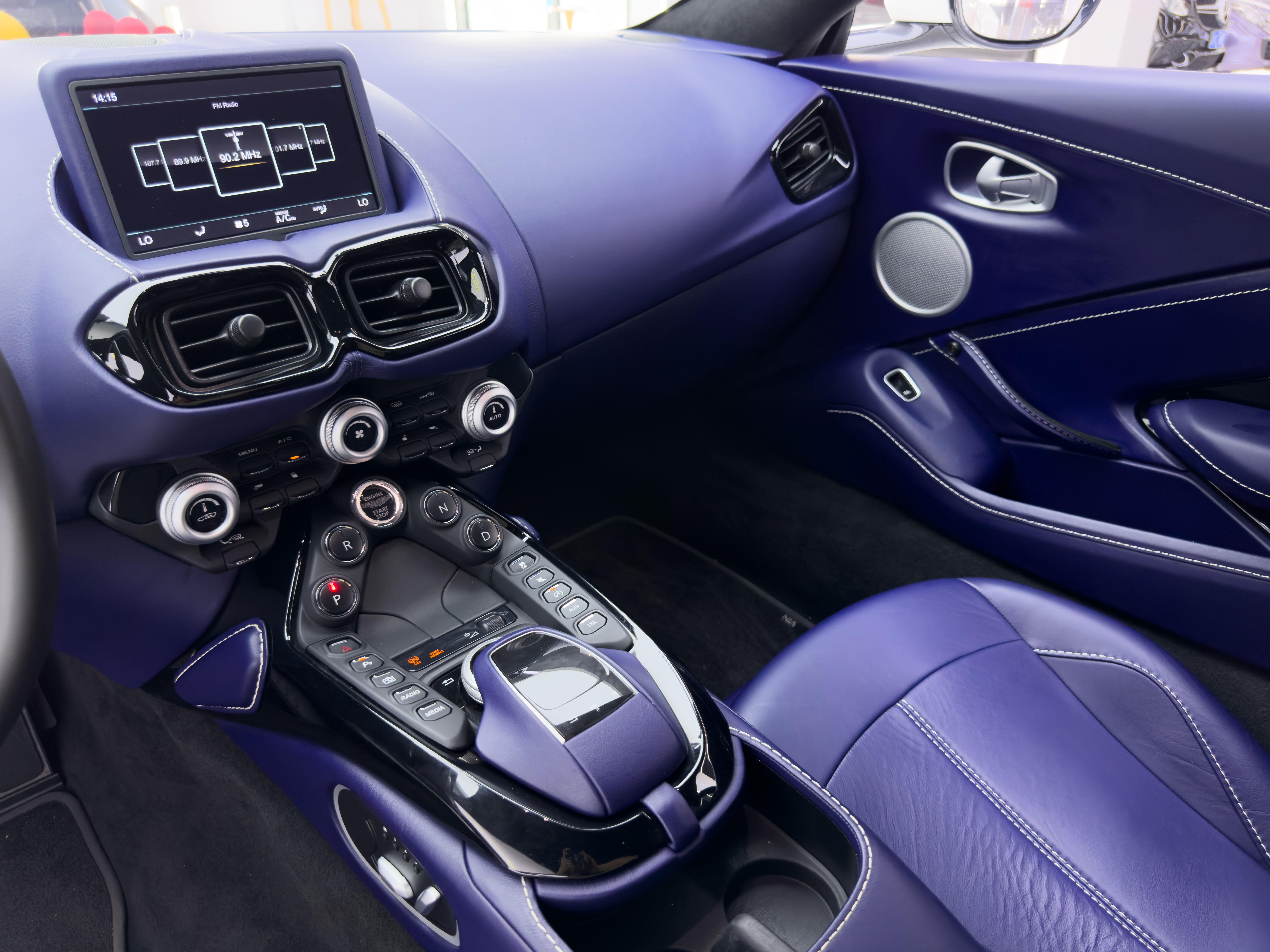 Aston Martin Vantage 4.0T V8 2018 thumb 11