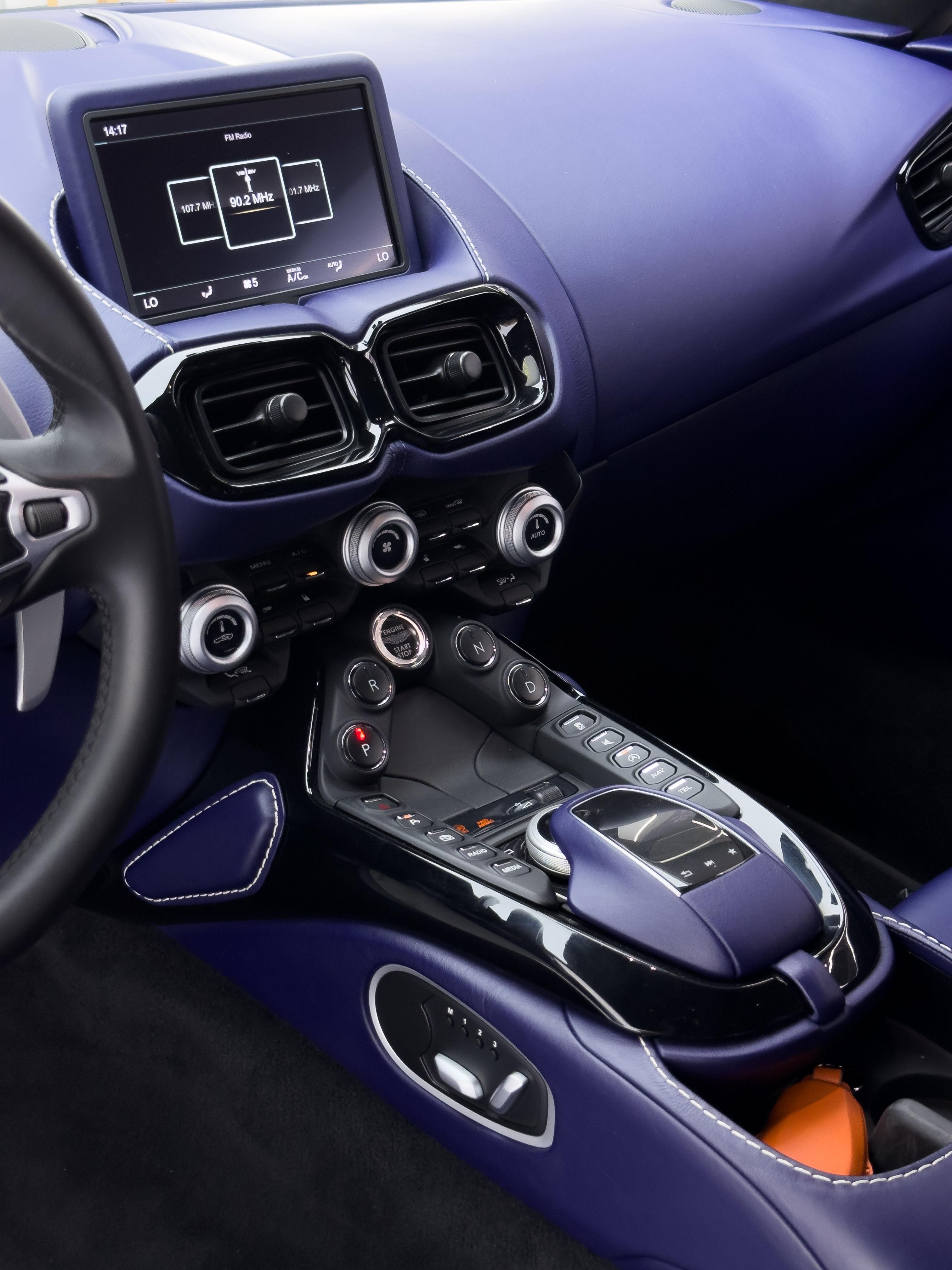 Aston Martin Vantage 4.0T V8 2018 thumb 12