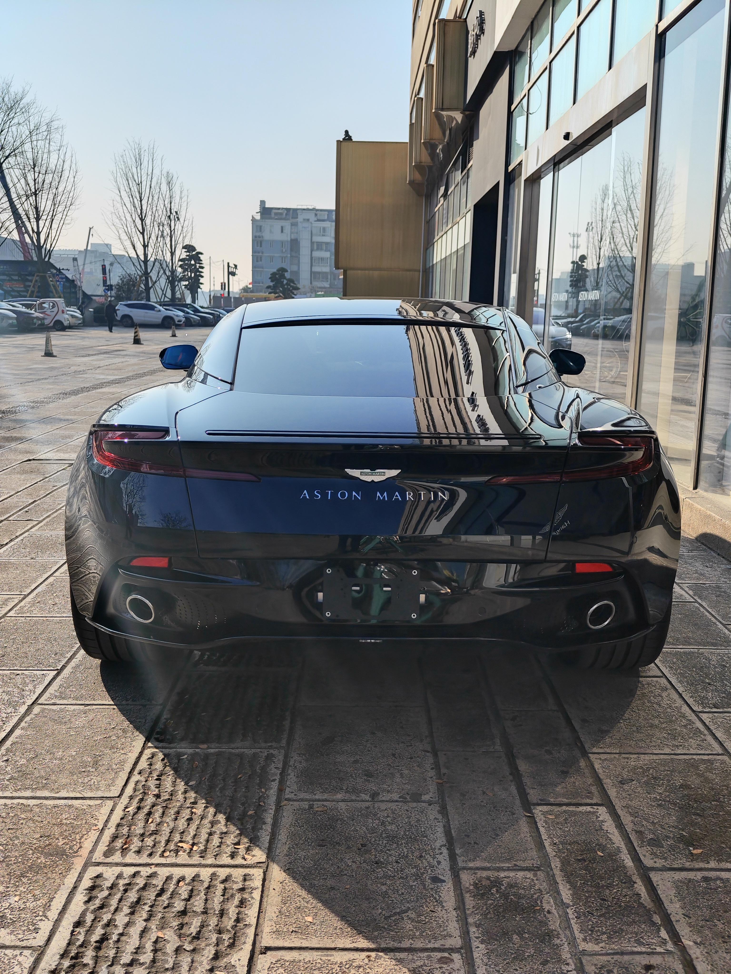 Aston Martin DB12 2024 thumb 2
