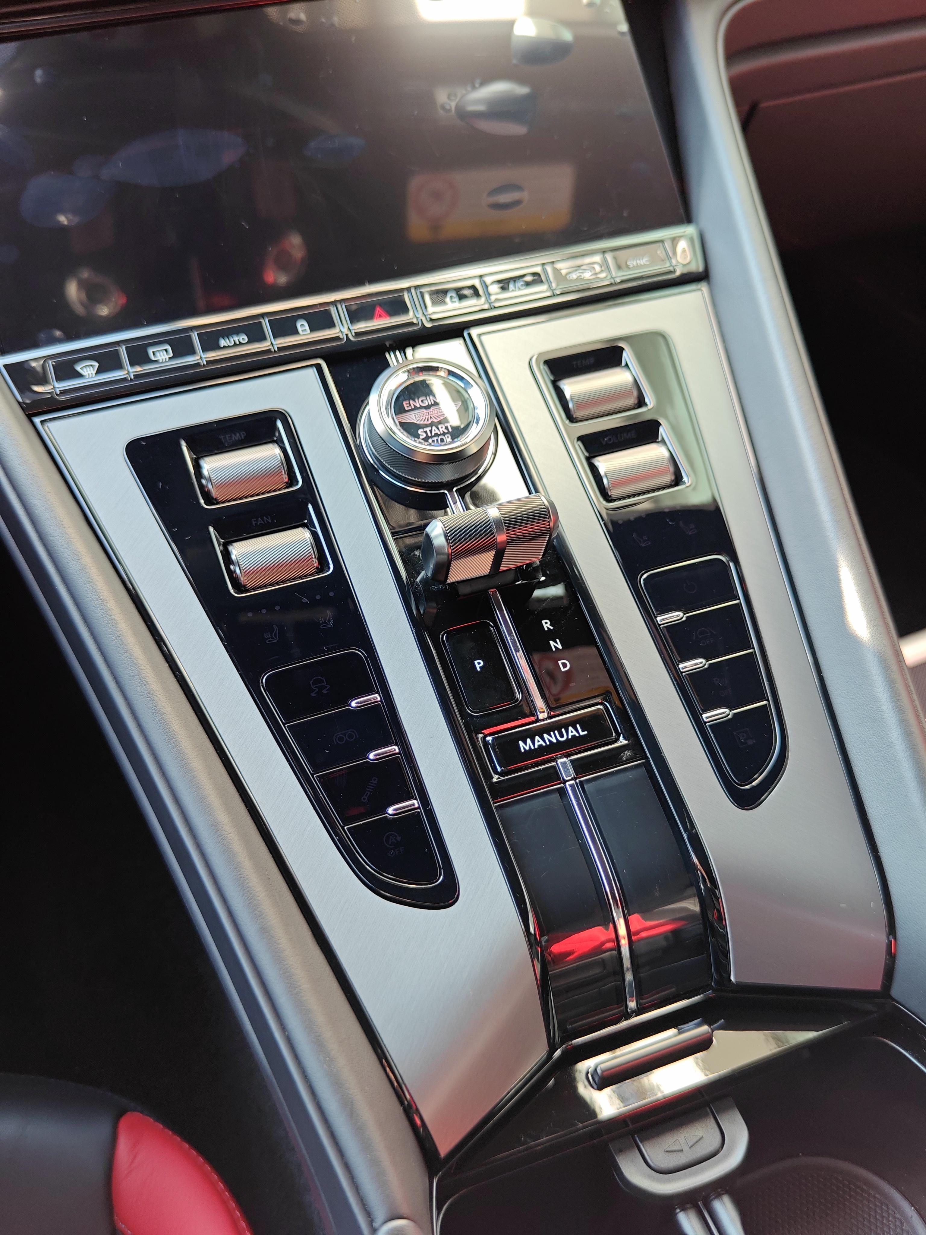 Aston Martin DB12 2024 thumb 4