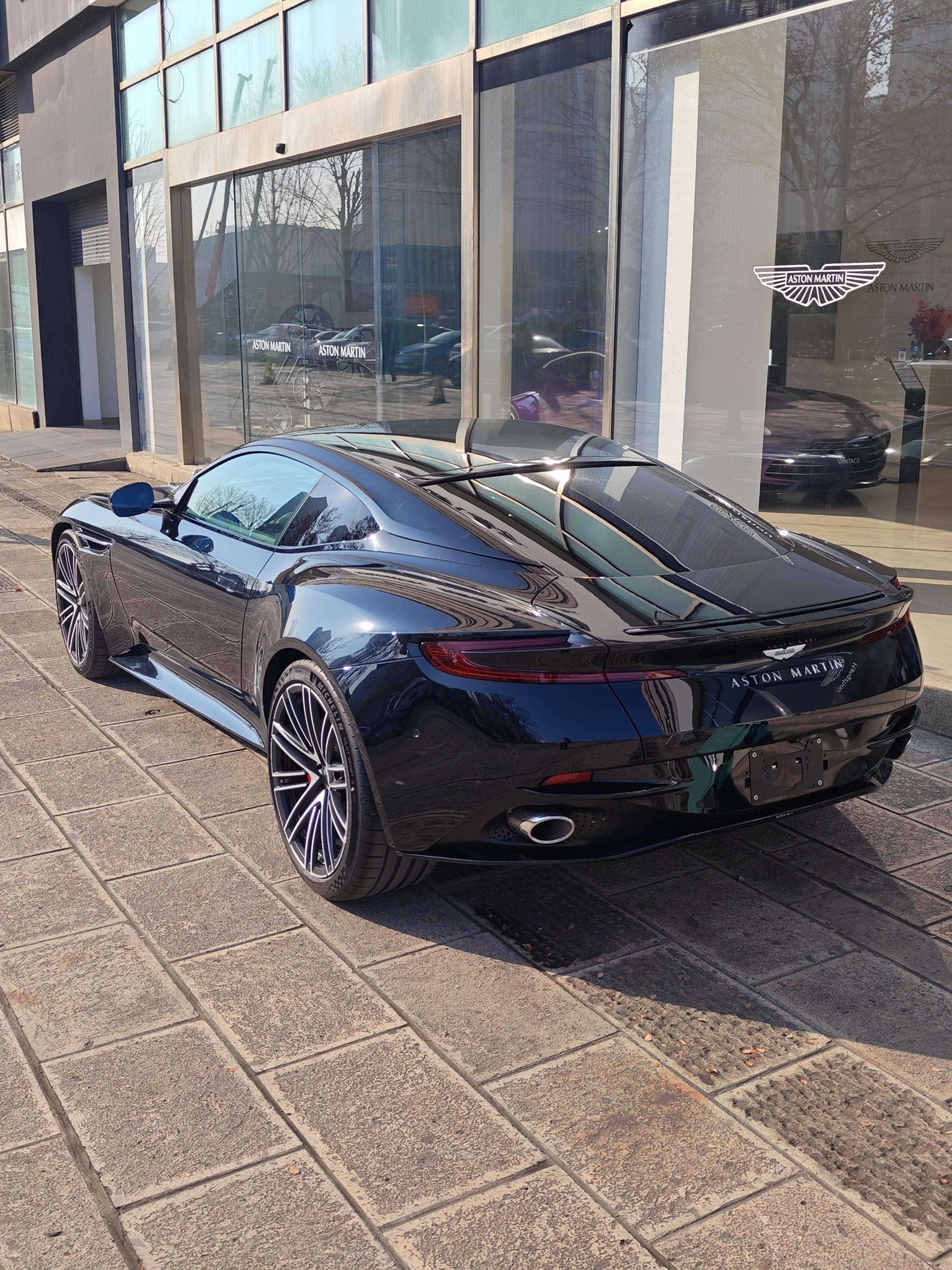Aston Martin DB12 2024 thumb 5