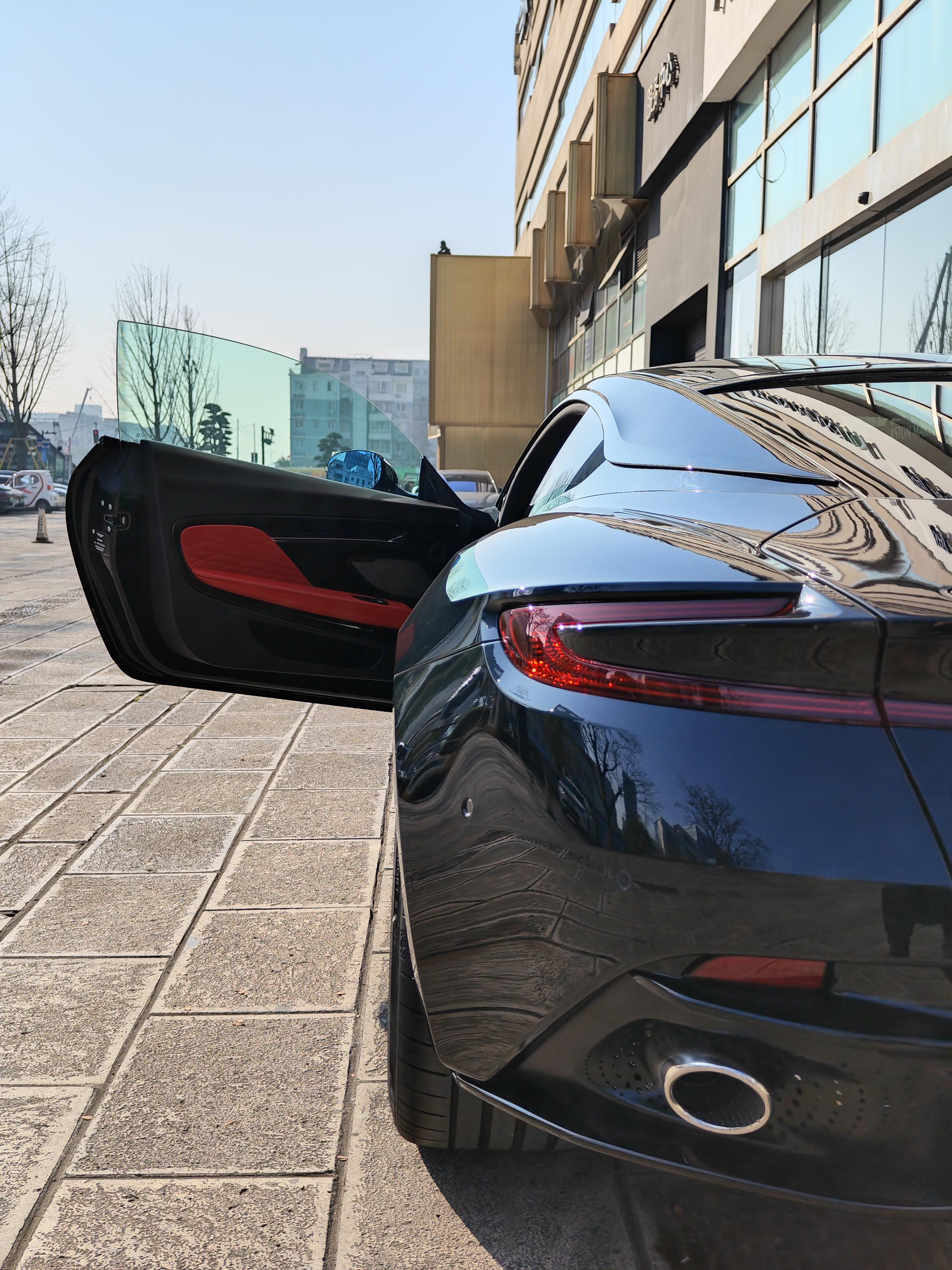 Aston Martin DB12 2024 thumb 6