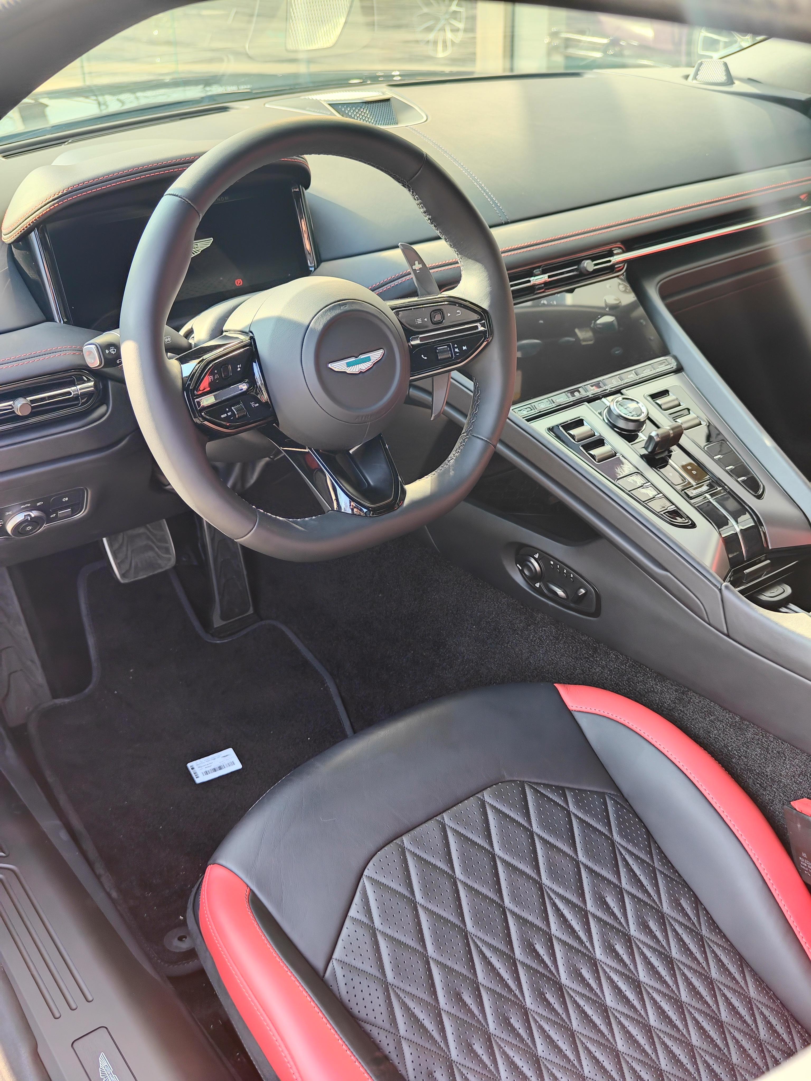 Aston Martin DB12 2024 thumb 9
