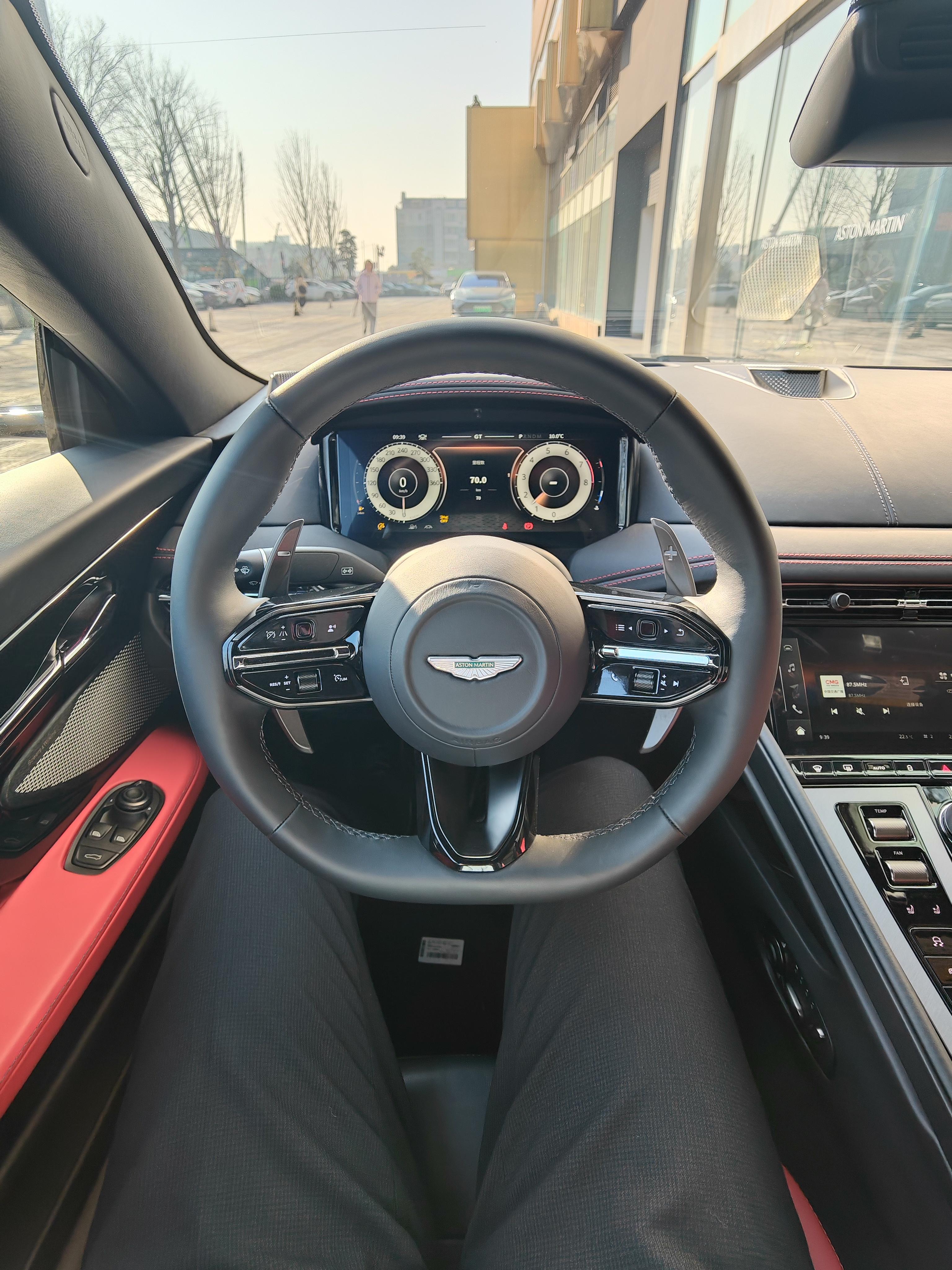 Aston Martin DB12 2024 thumb 11