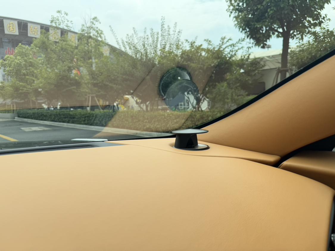 Aston Martin DB11 2016 thumb 6