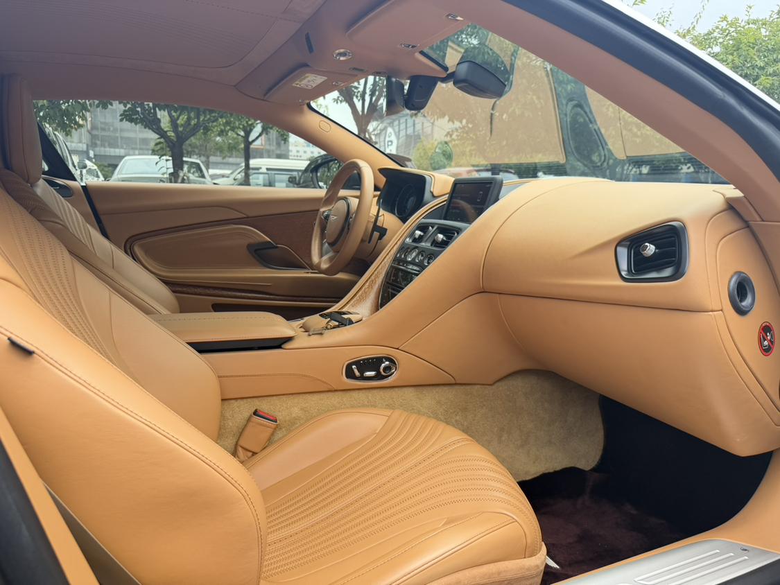 Aston Martin DB11 2016 thumb 7