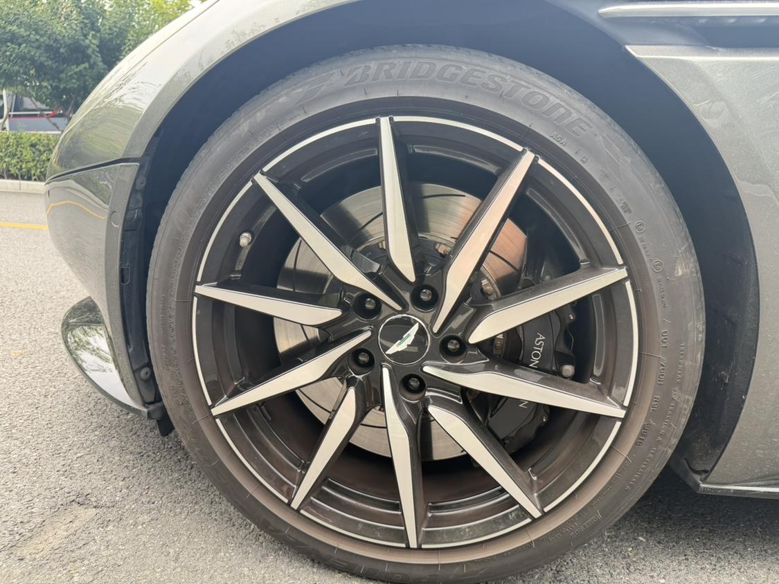 Aston Martin DB11 2016 thumb 8