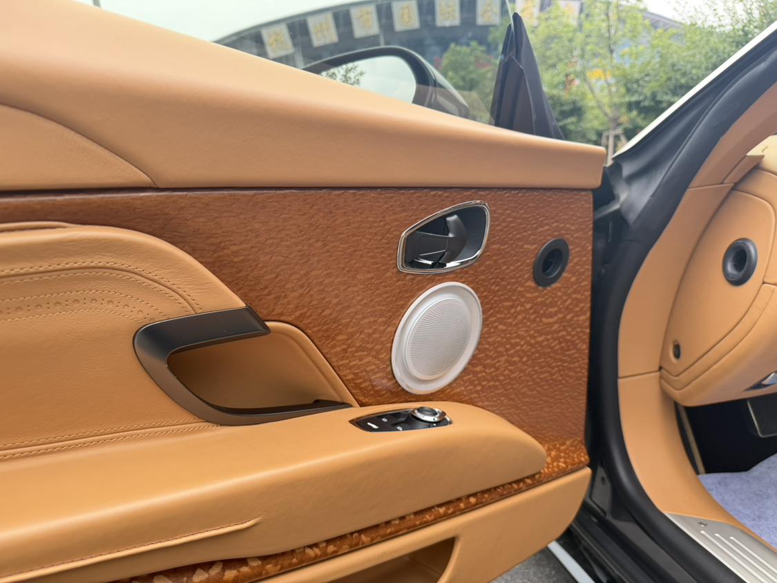 Aston Martin DB11 2016 thumb 9