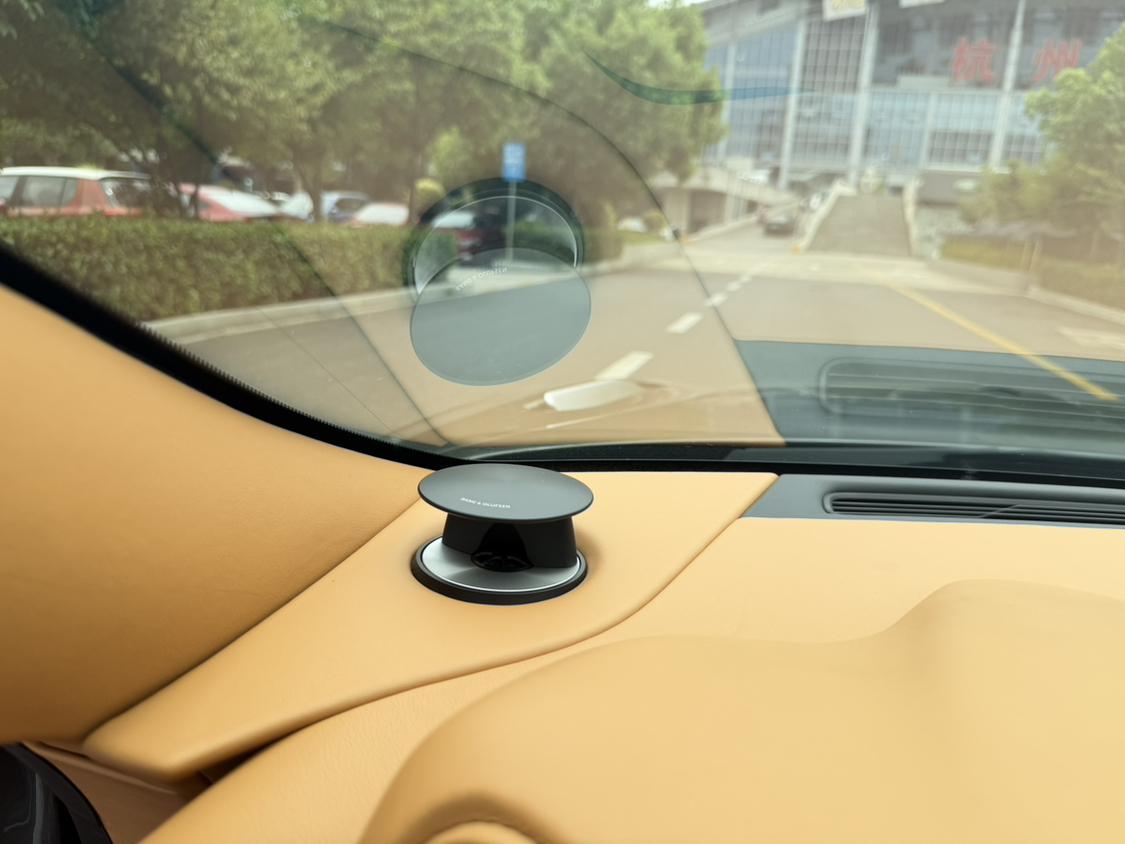 Aston Martin DB11 2016 thumb 10