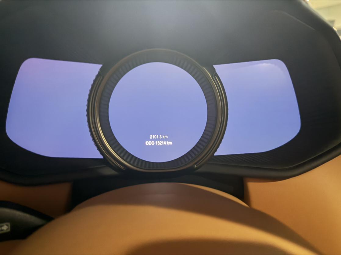 Aston Martin DB11 2016 thumb 12