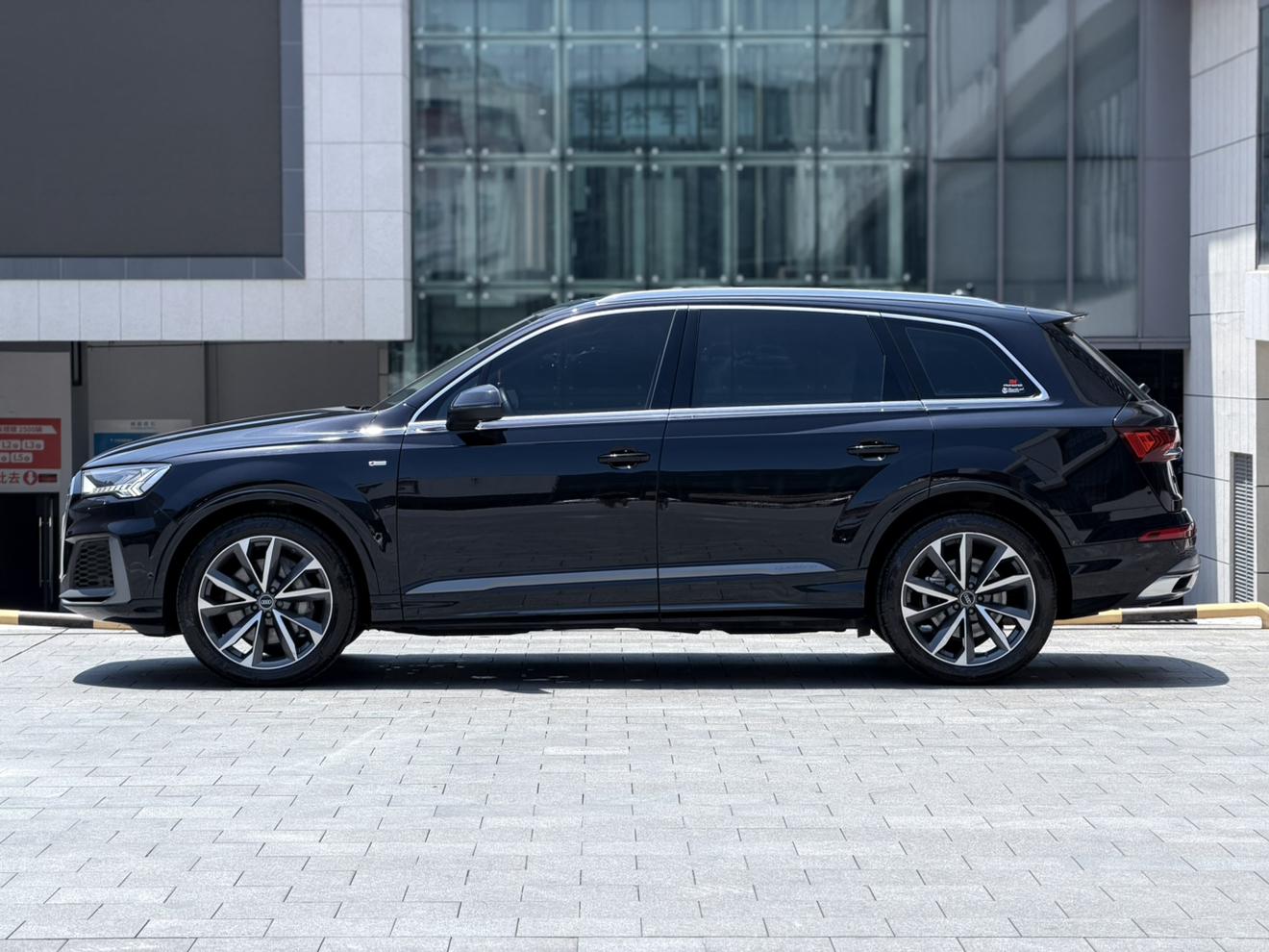 Audi Q7 2022 thumb 2