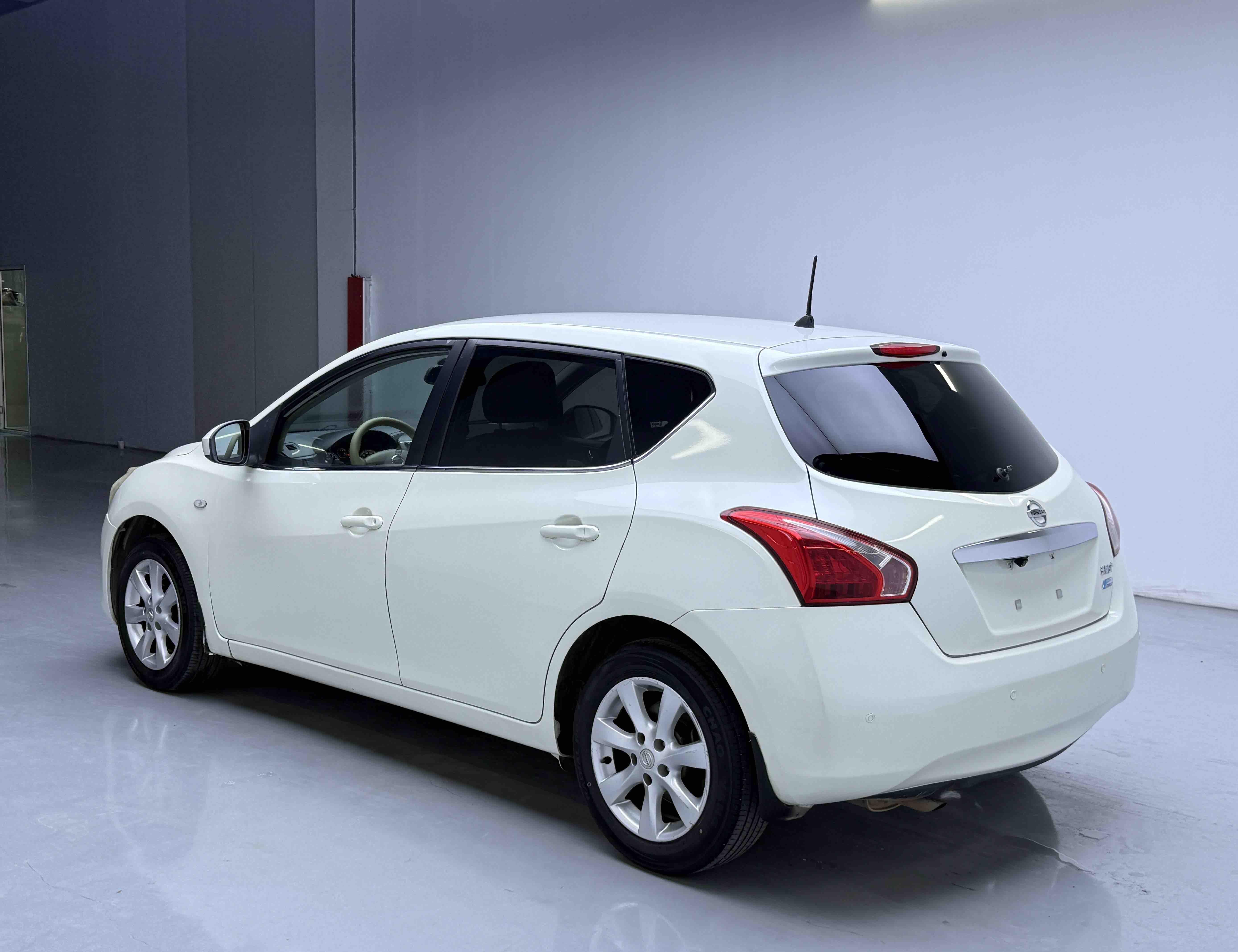Nissan Tiida 2011 thumb 2