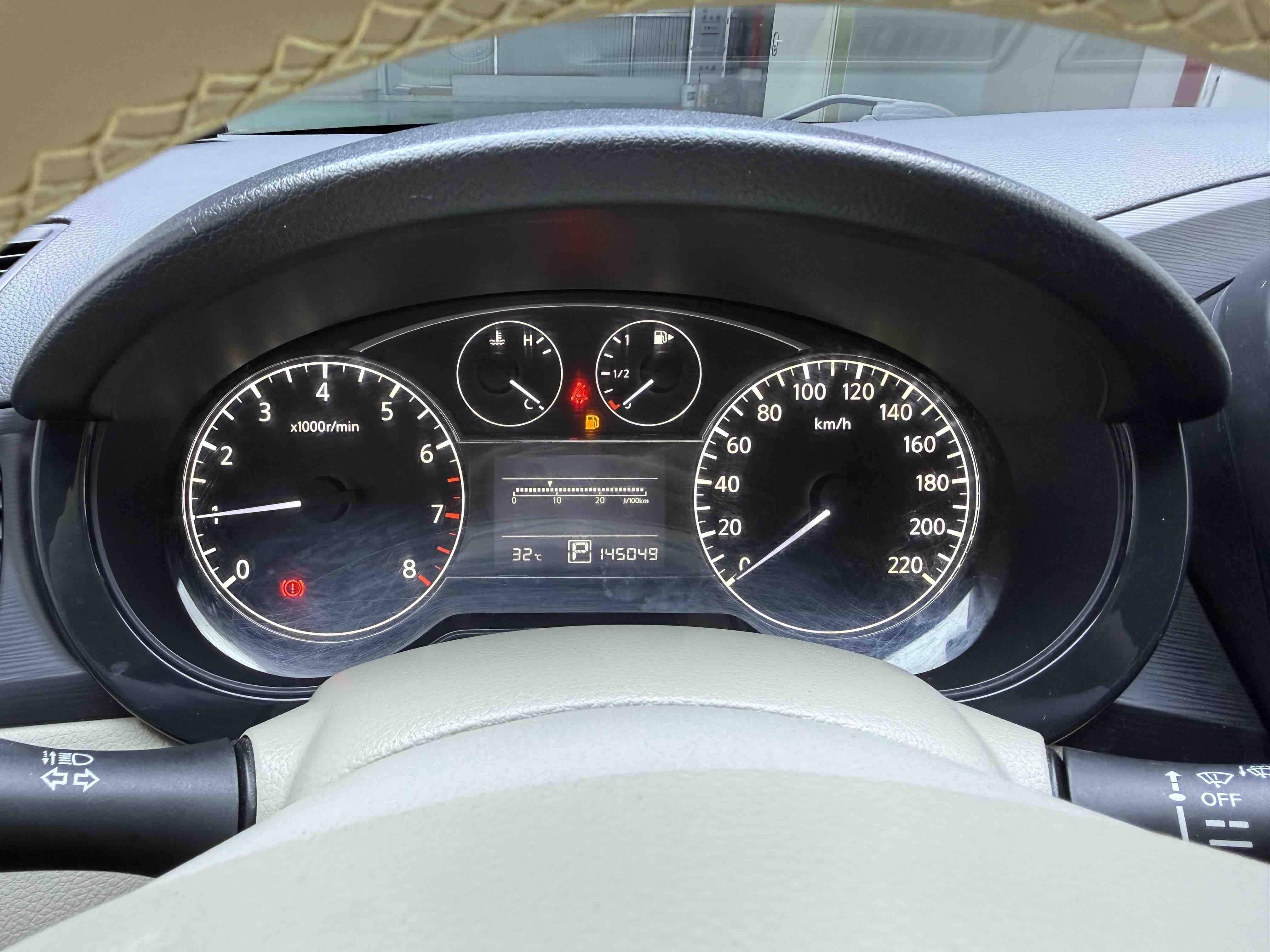 Nissan Tiida 2011 thumb 4