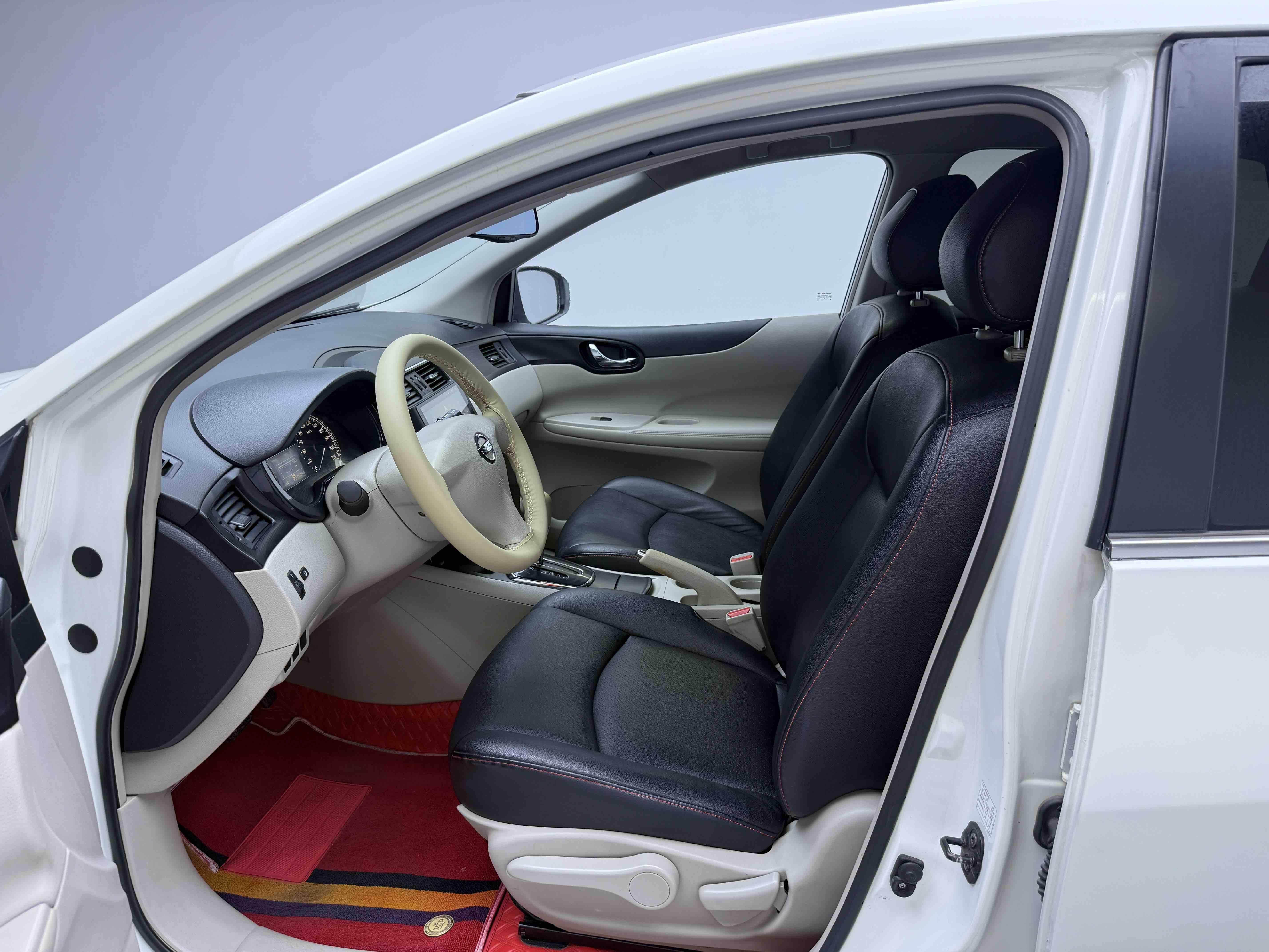 Nissan Tiida 2011 thumb 5
