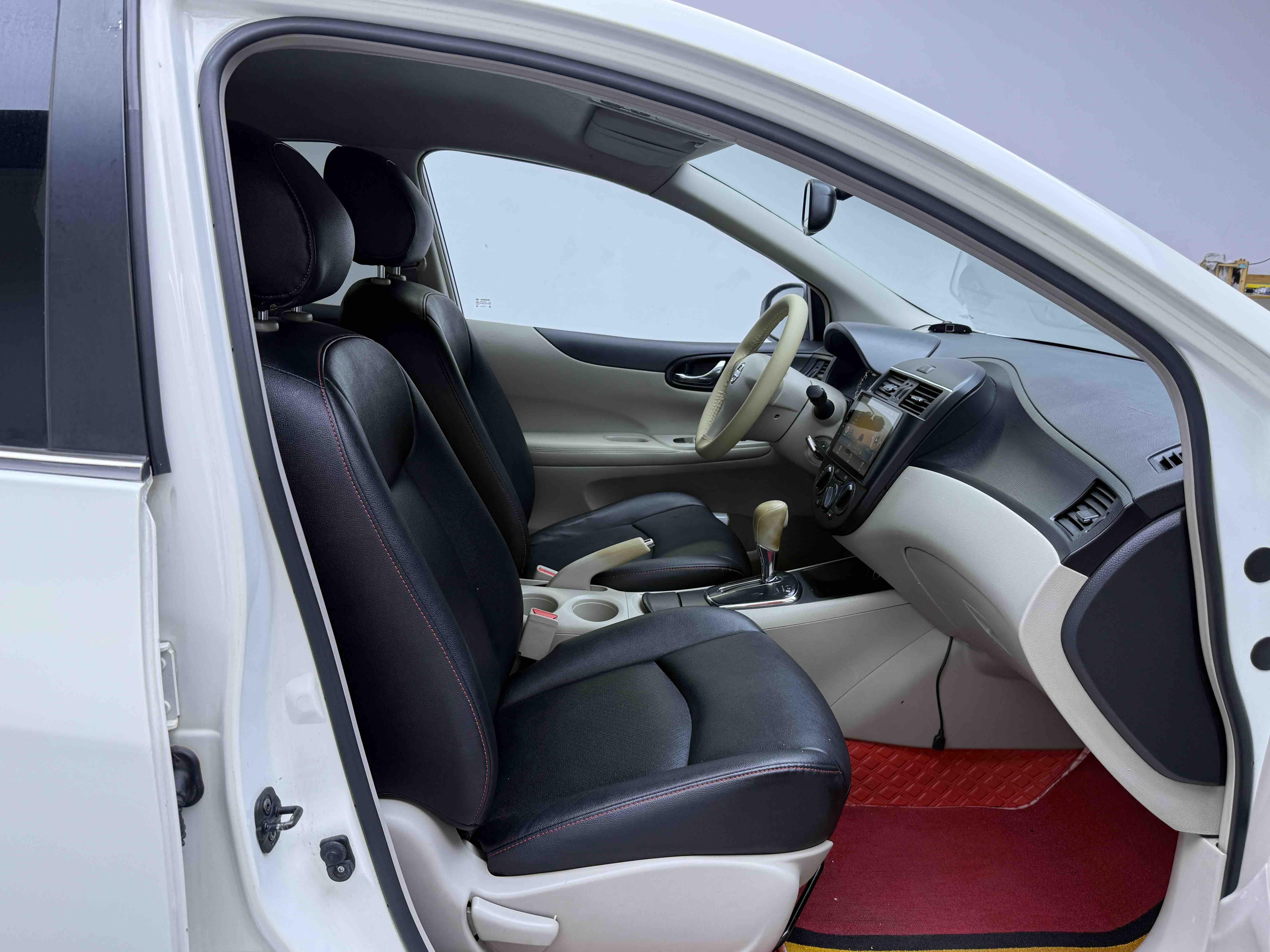 Nissan Tiida 2011 thumb 7