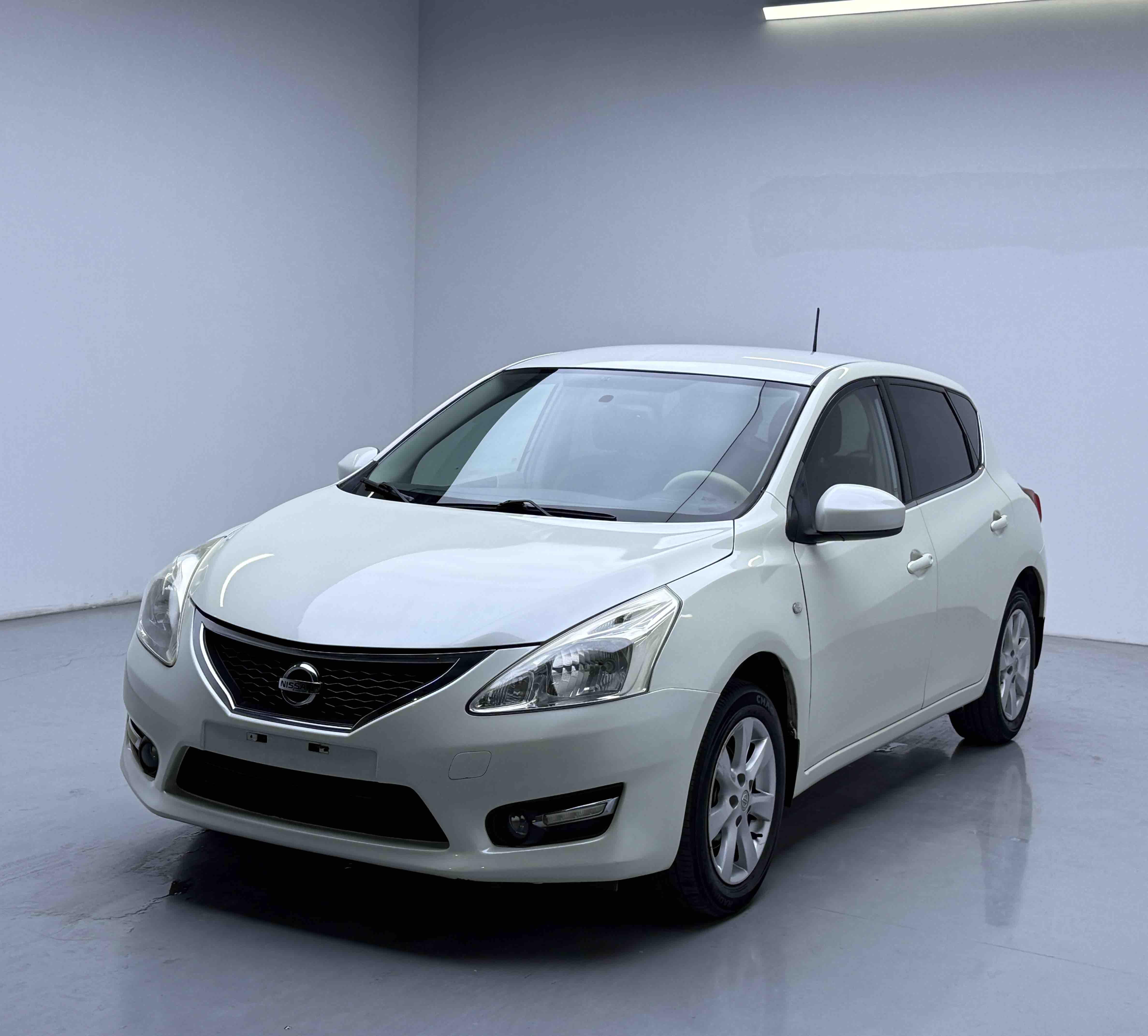 Nissan Tiida 2011 thumb 8