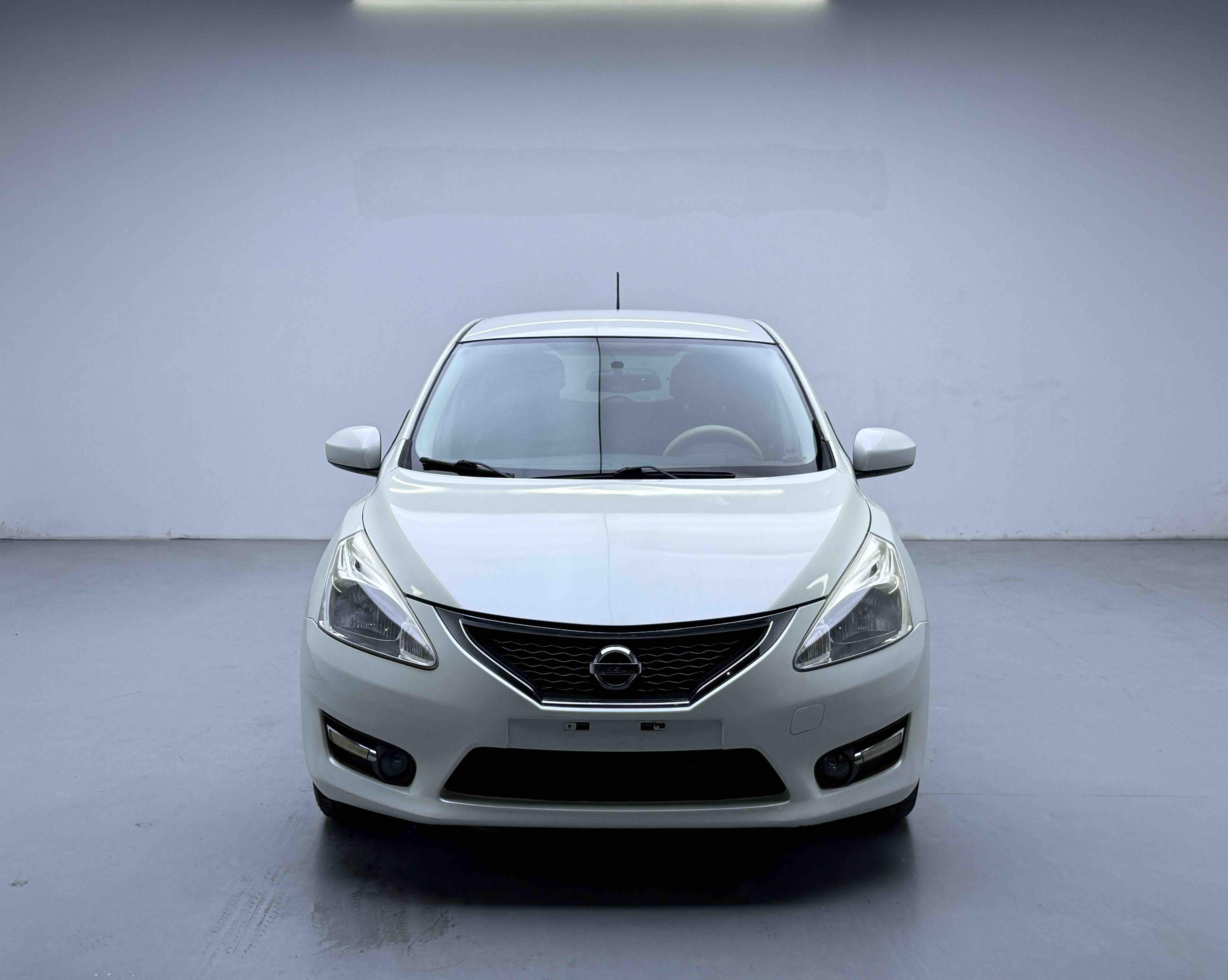 Nissan Tiida 2011 thumb 9