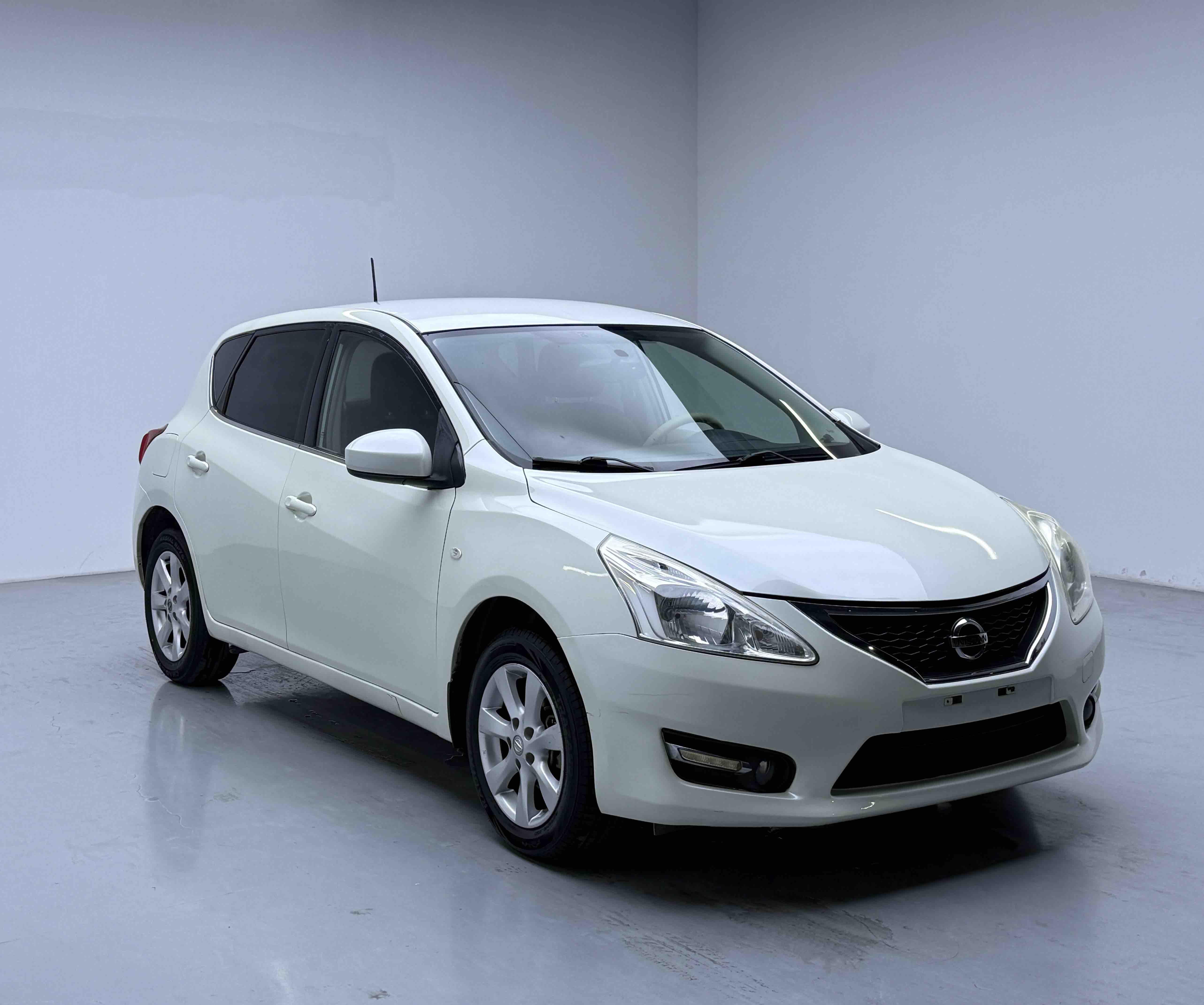 Nissan Tiida 2011 thumb 10
