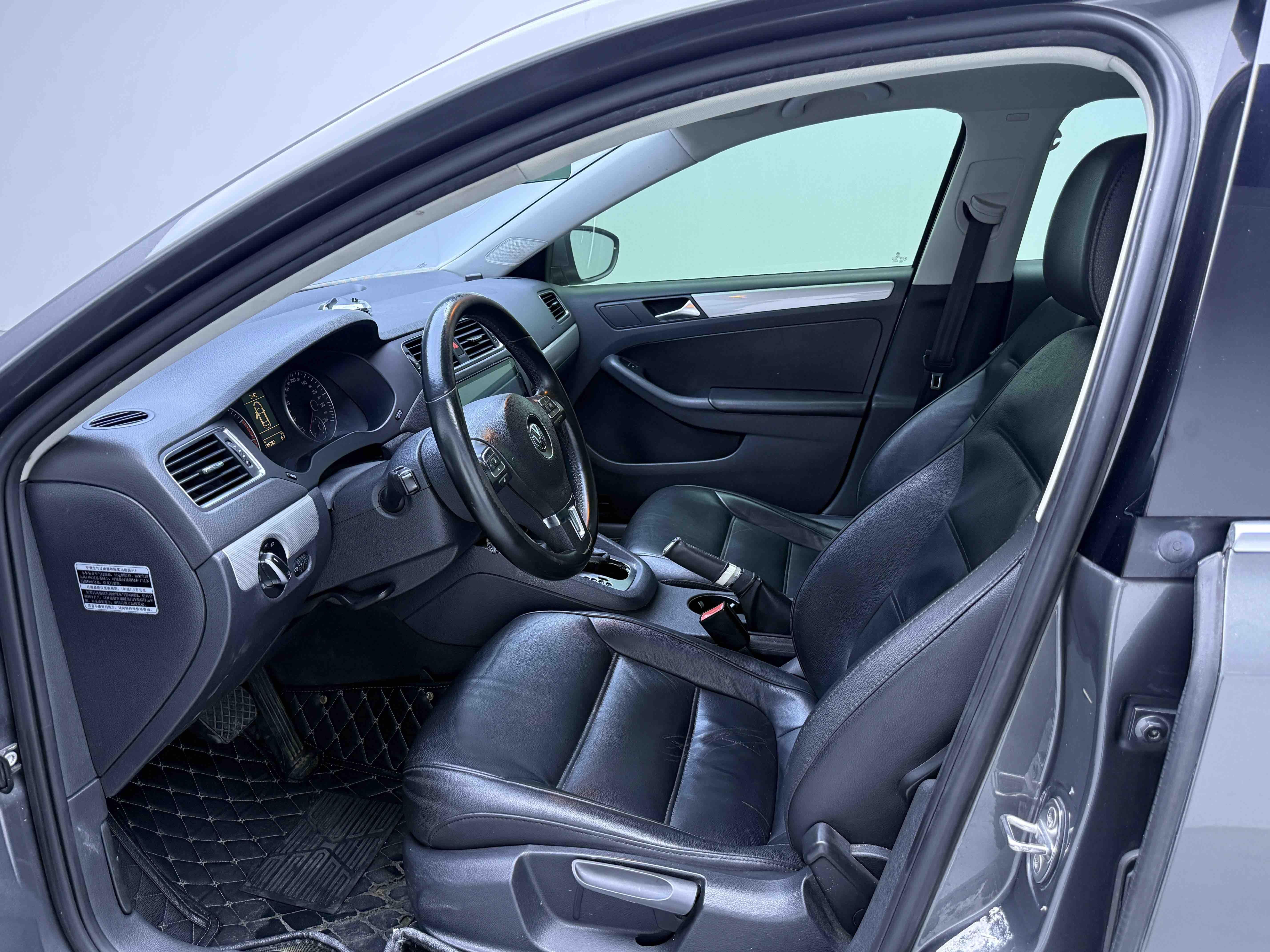 Volkswagen Sagitar 2012 thumb 5
