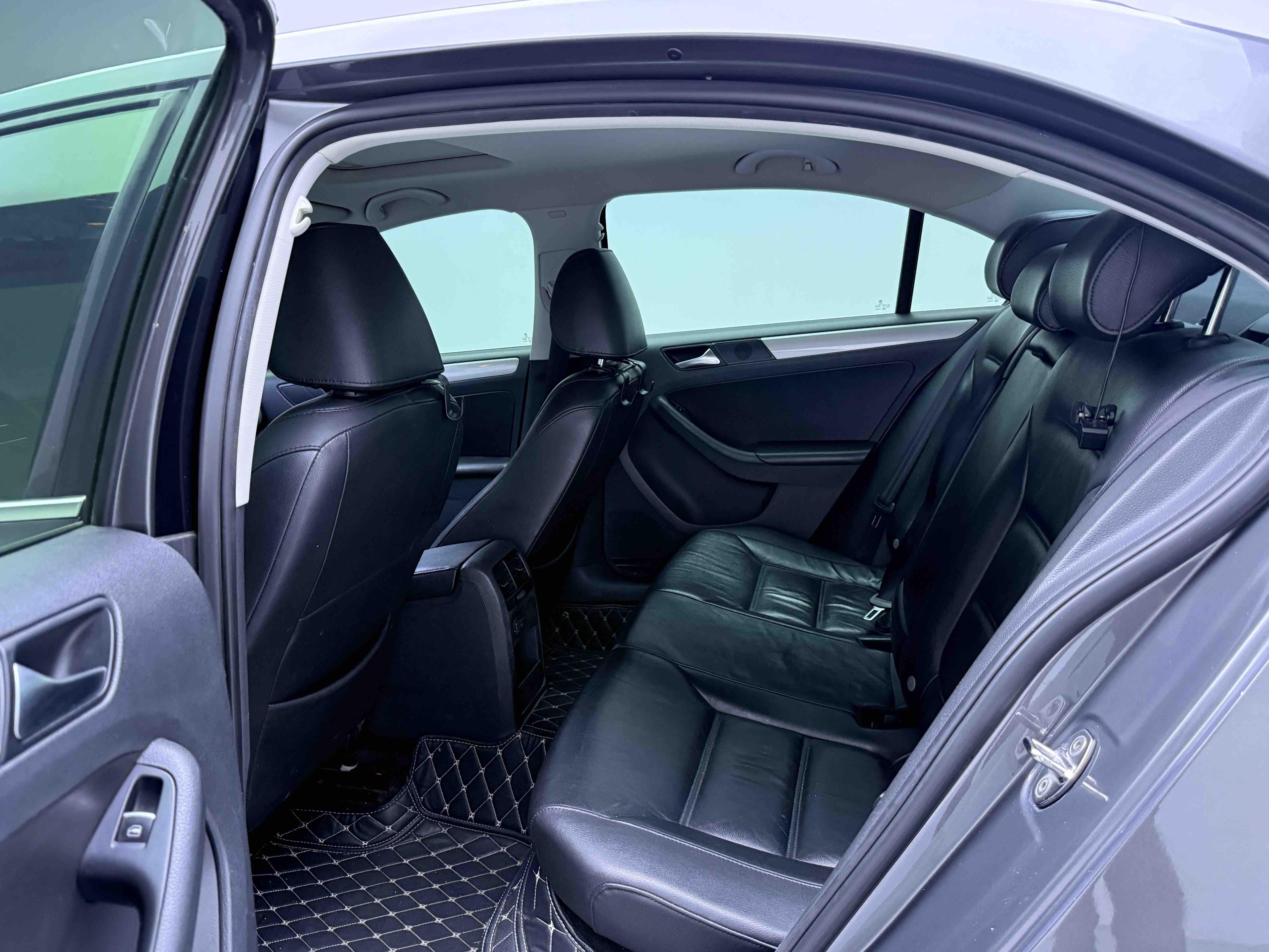 Volkswagen Sagitar 2012 thumb 6